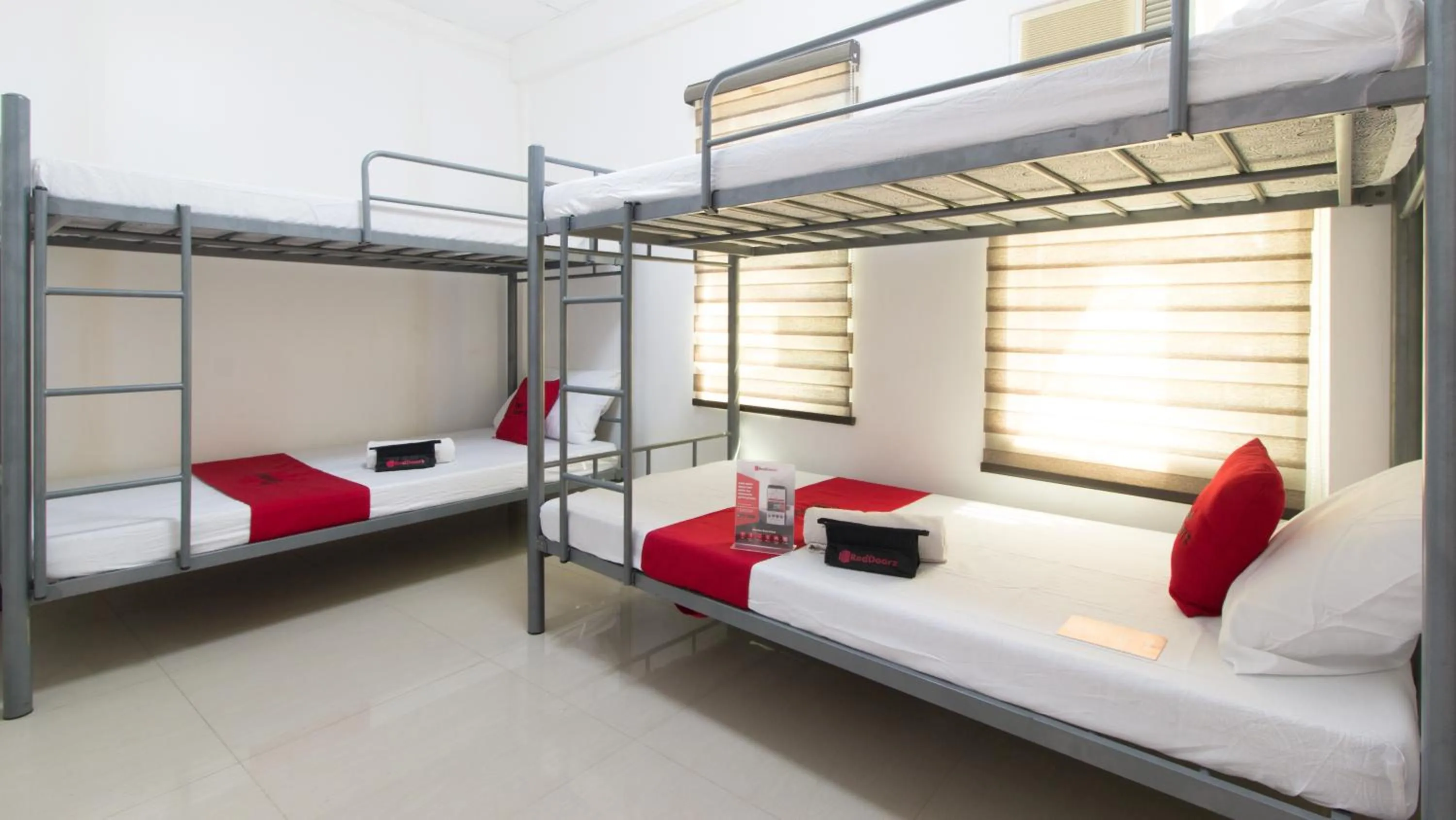 Photo of the whole room, Bed in RedDoorz at Teofila Lodge