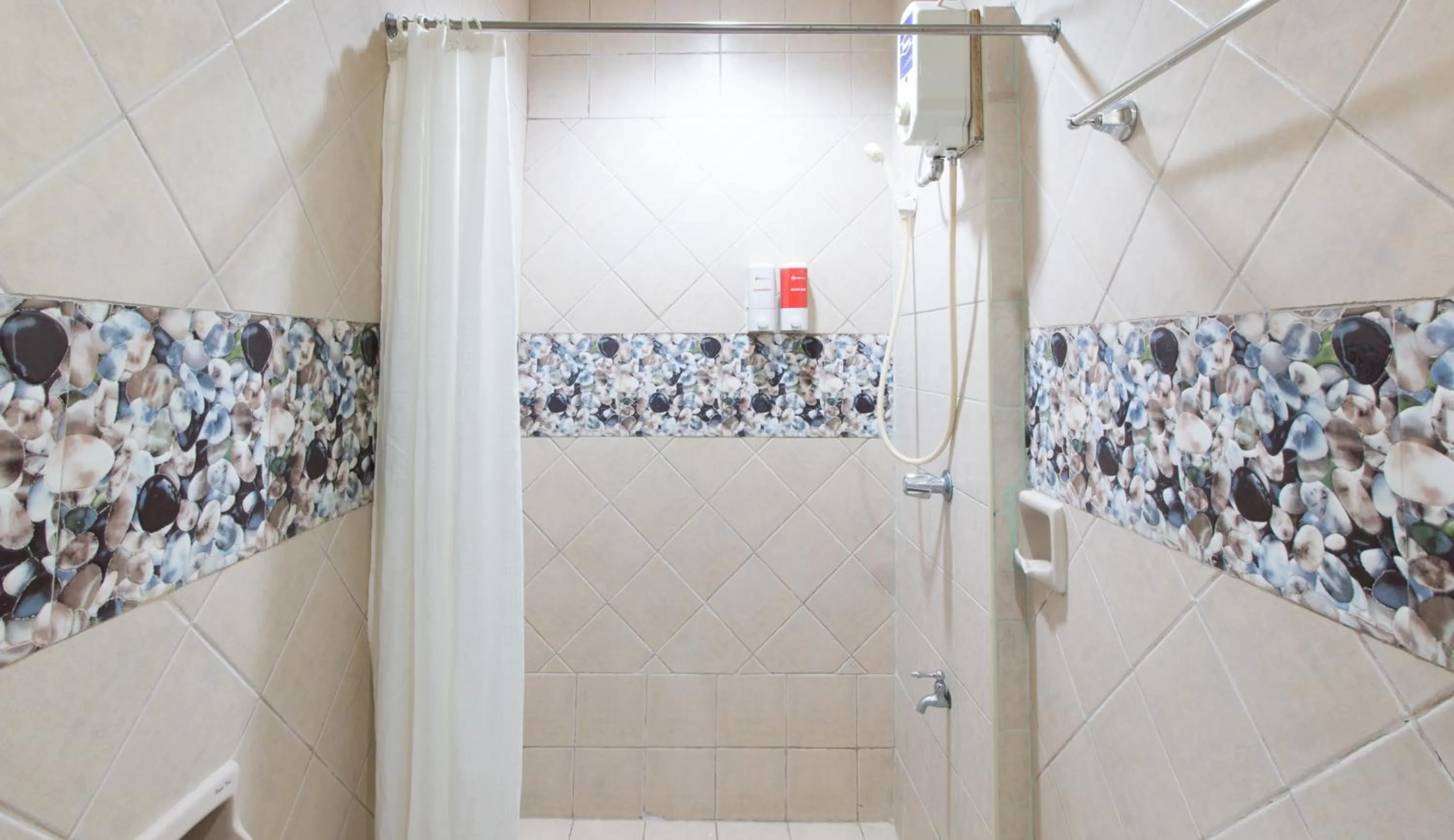 Shower in RedDoorz at Teofila Lodge