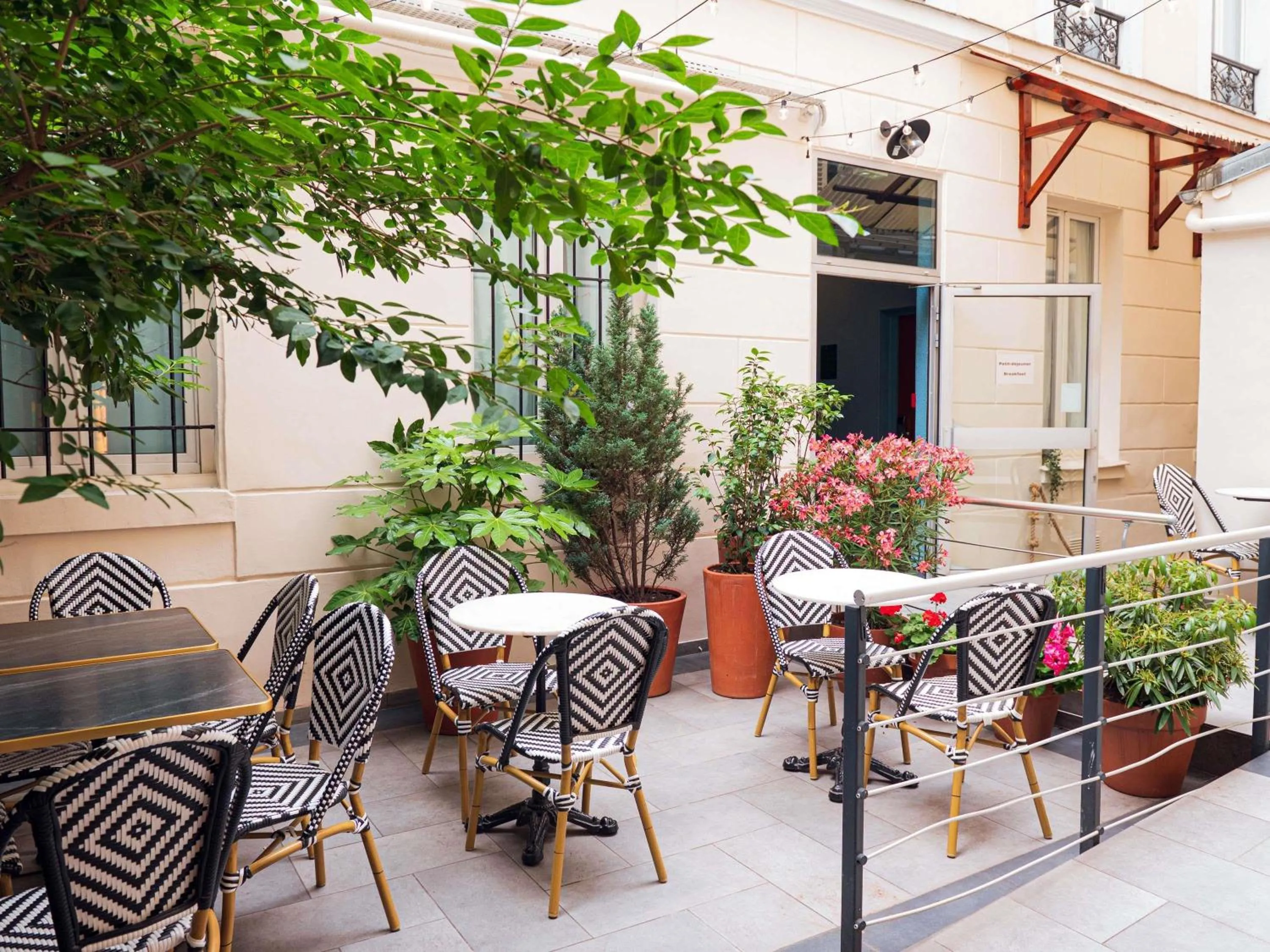 Property building in Ibis Styles Paris Batignolles