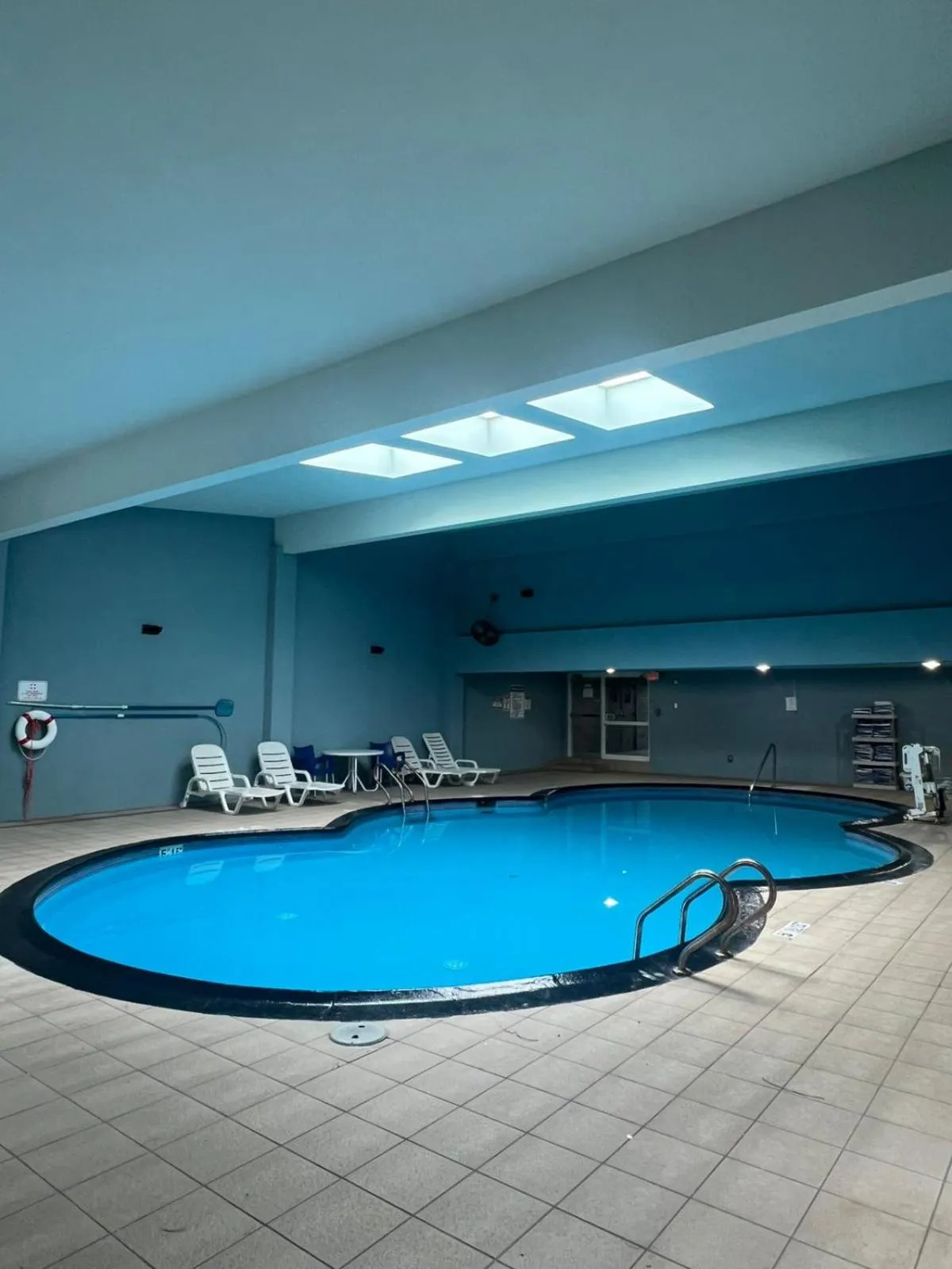 Swimming pool in Howard Johnson by Wyndham Mystic