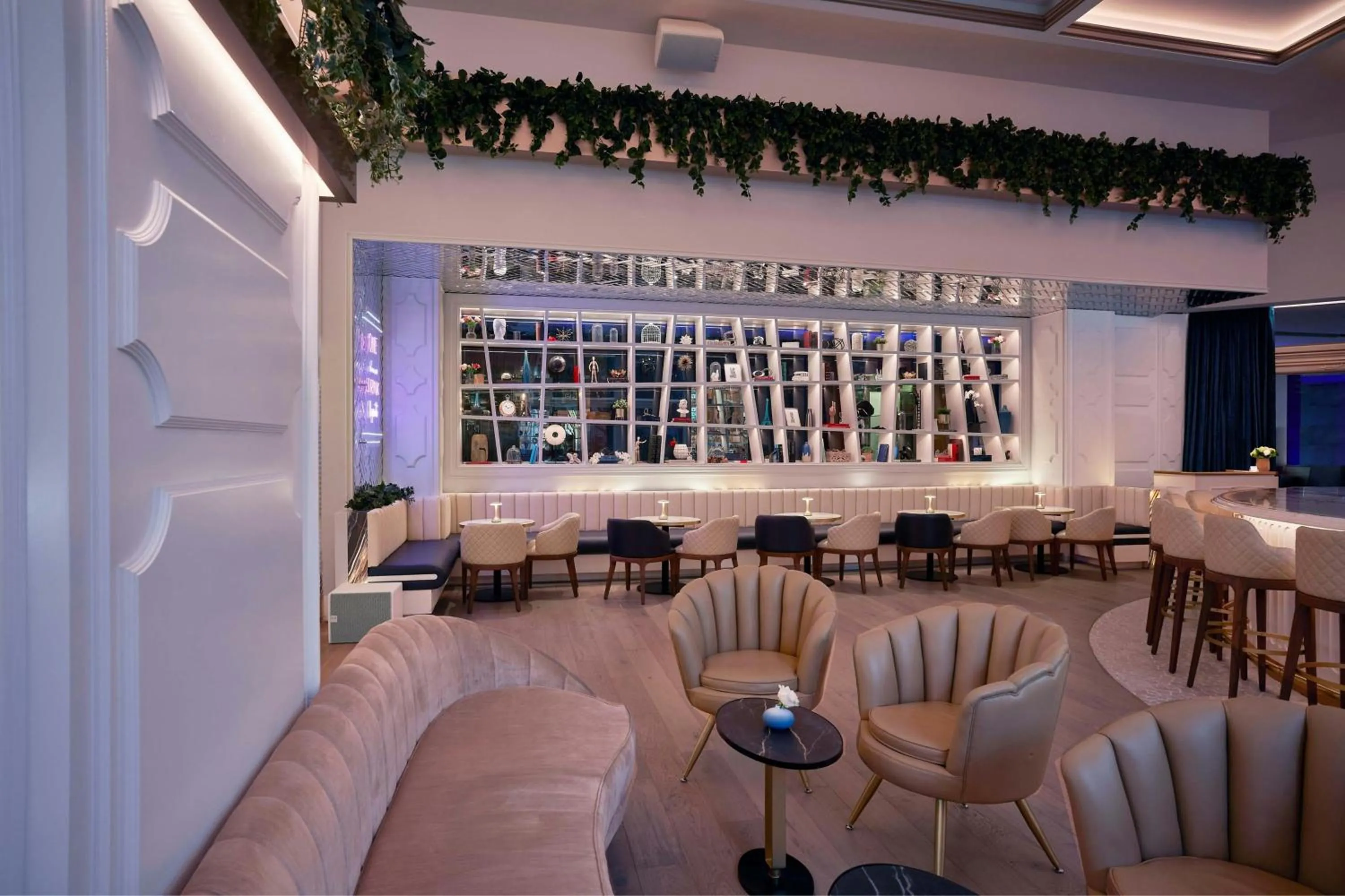 Lounge or bar in W Dallas