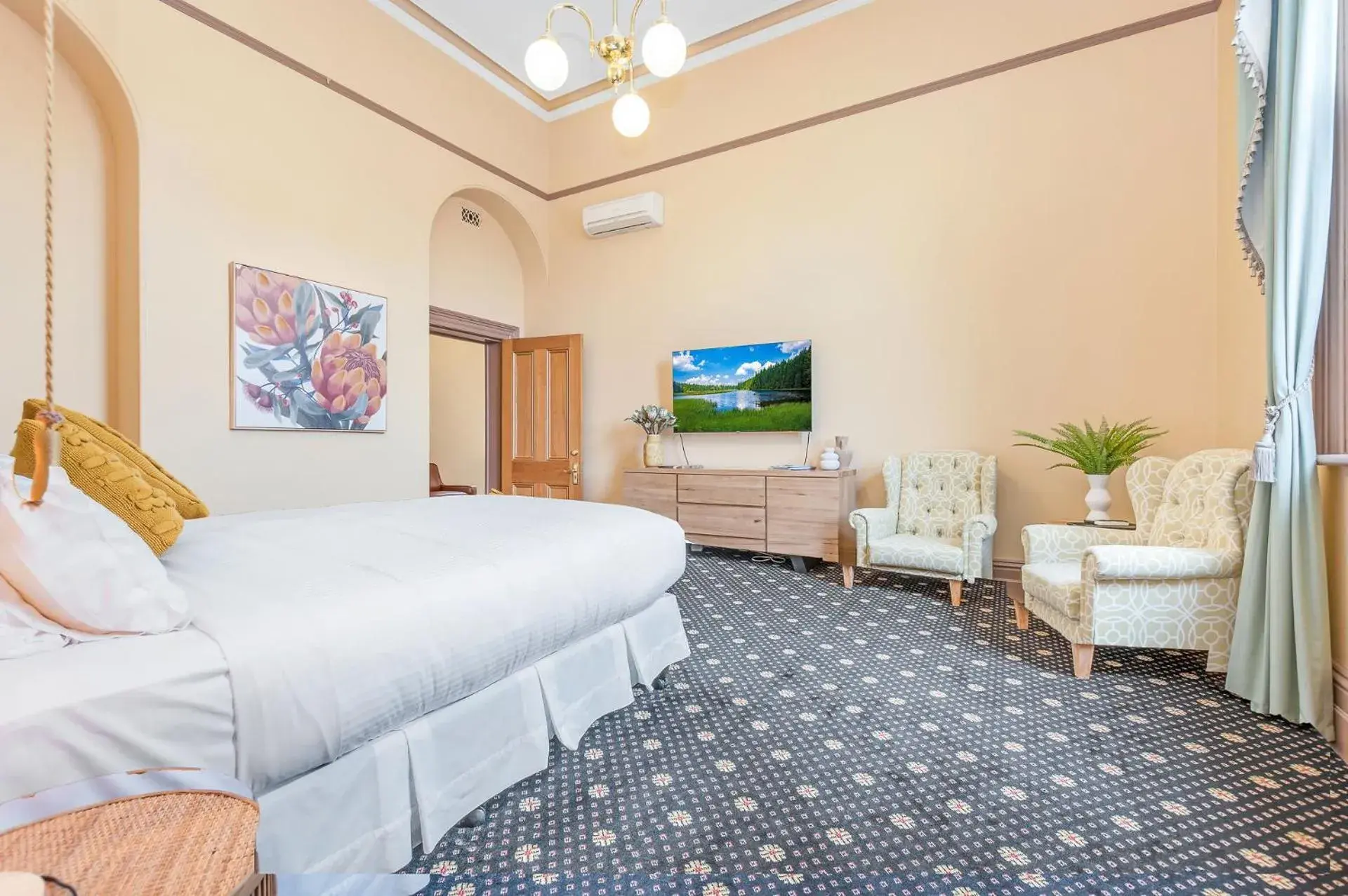 Deluxe King Room in Clocktower Suites Deluxe King Room in Clocktower Suites