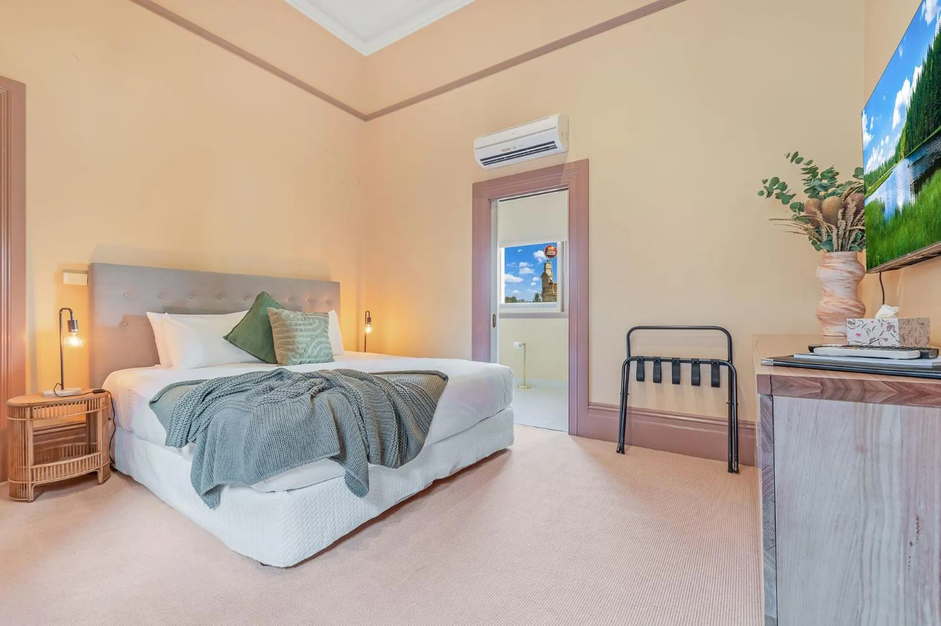 Bedroom, Bed in Clocktower Suites