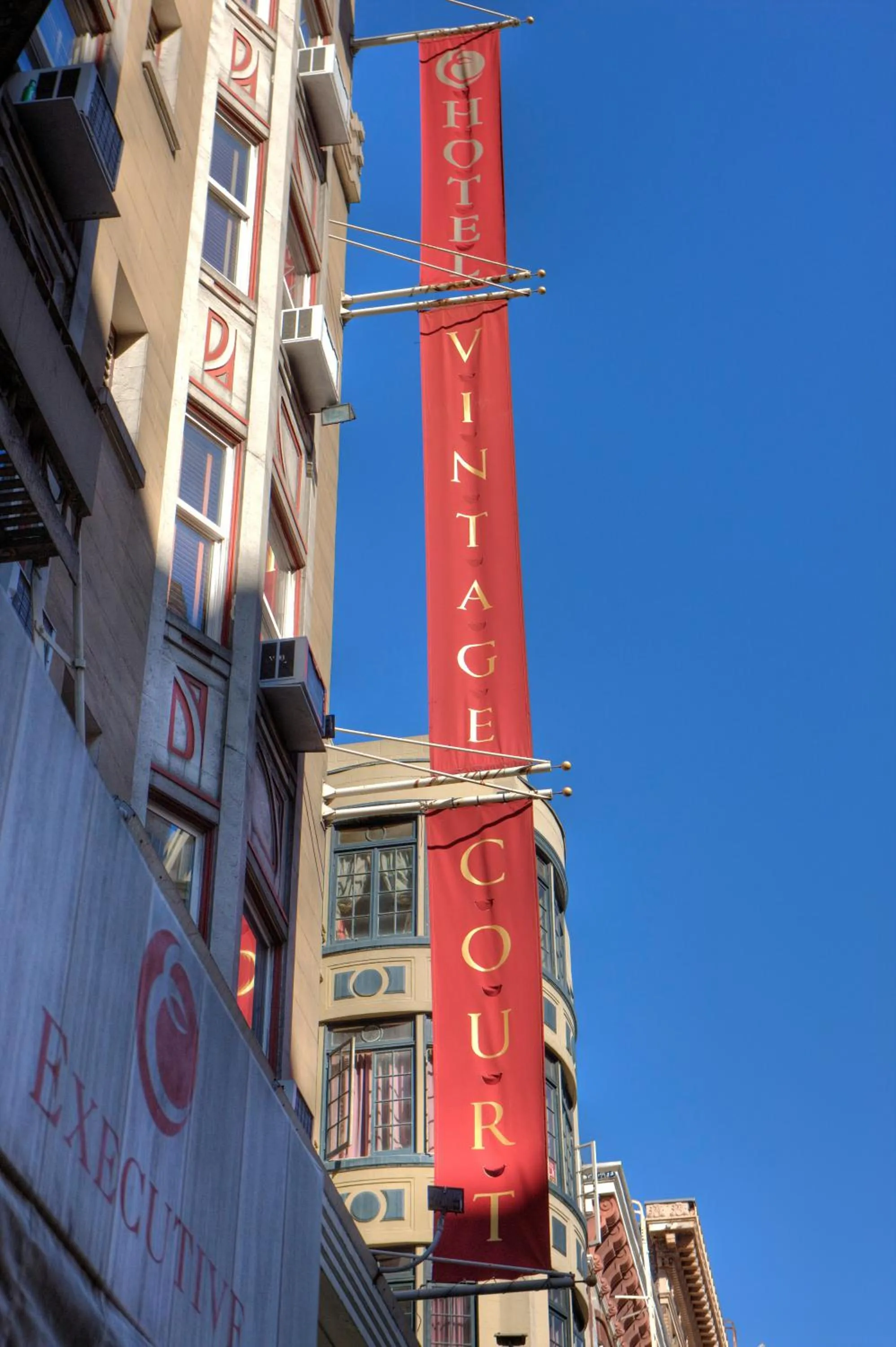 Facade/entrance in Executive Hotel Vintage Court