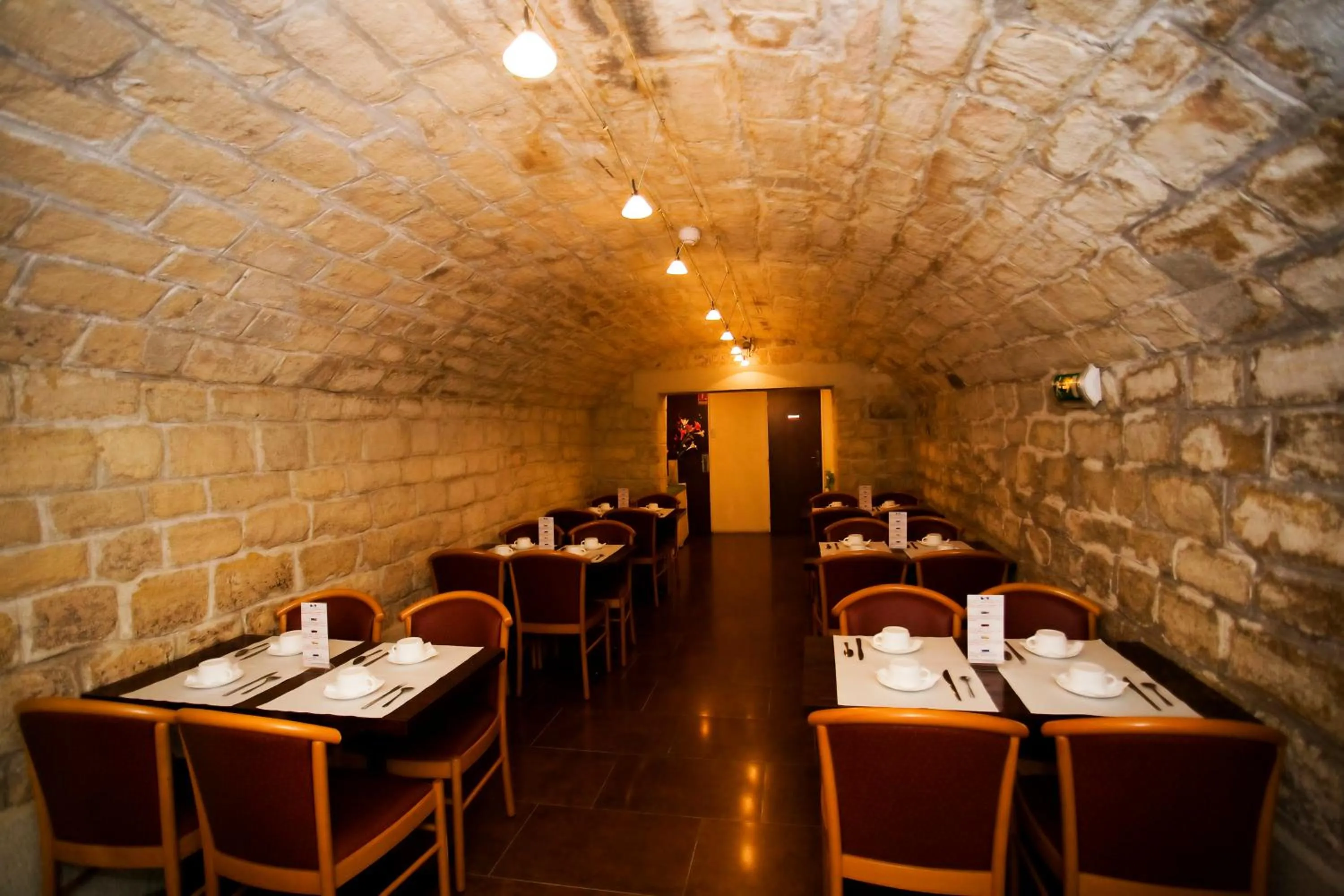 Restaurant/places to eat in 121 Paris Hotel