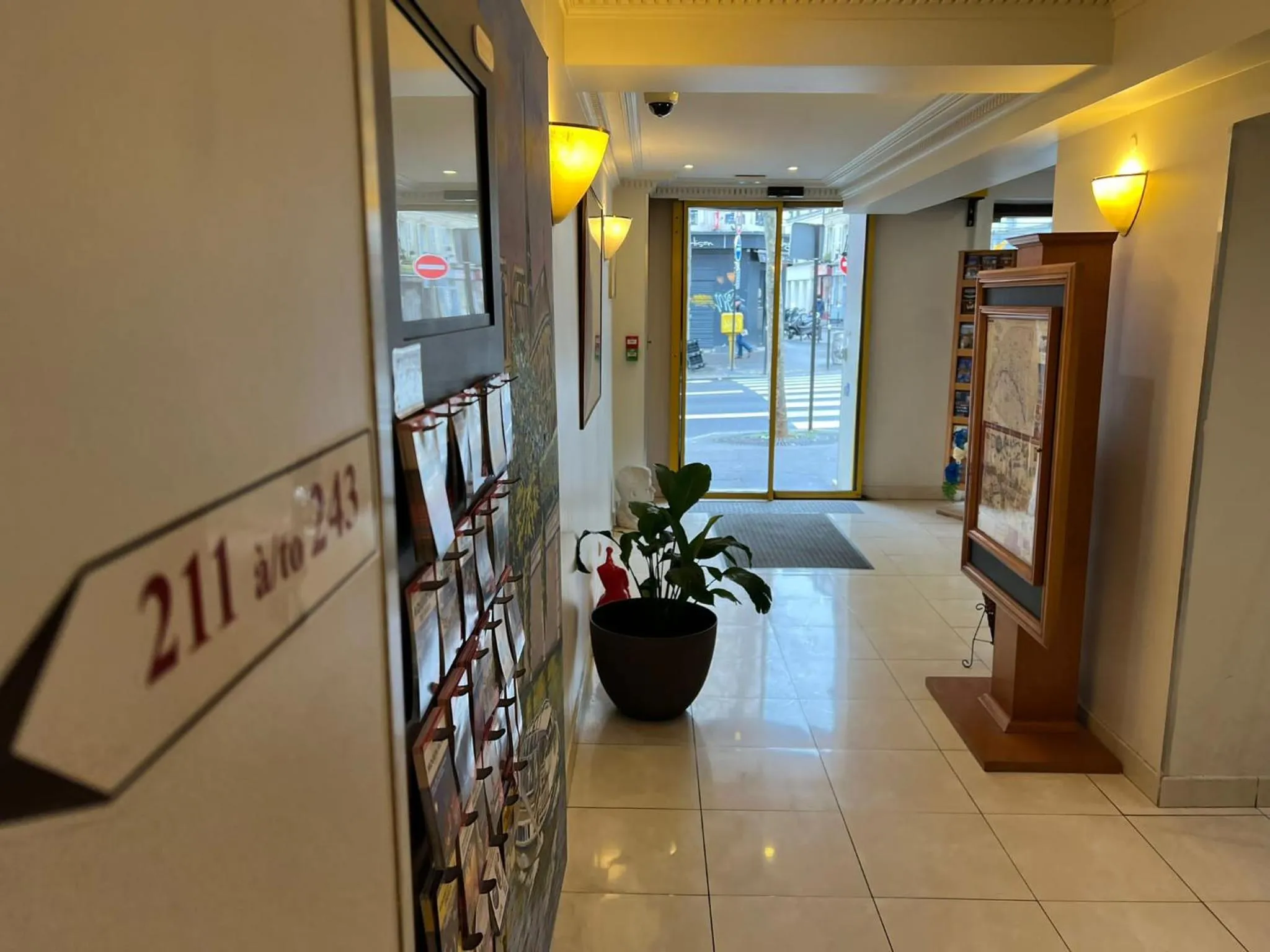 Lobby or reception in 121 Paris Hotel