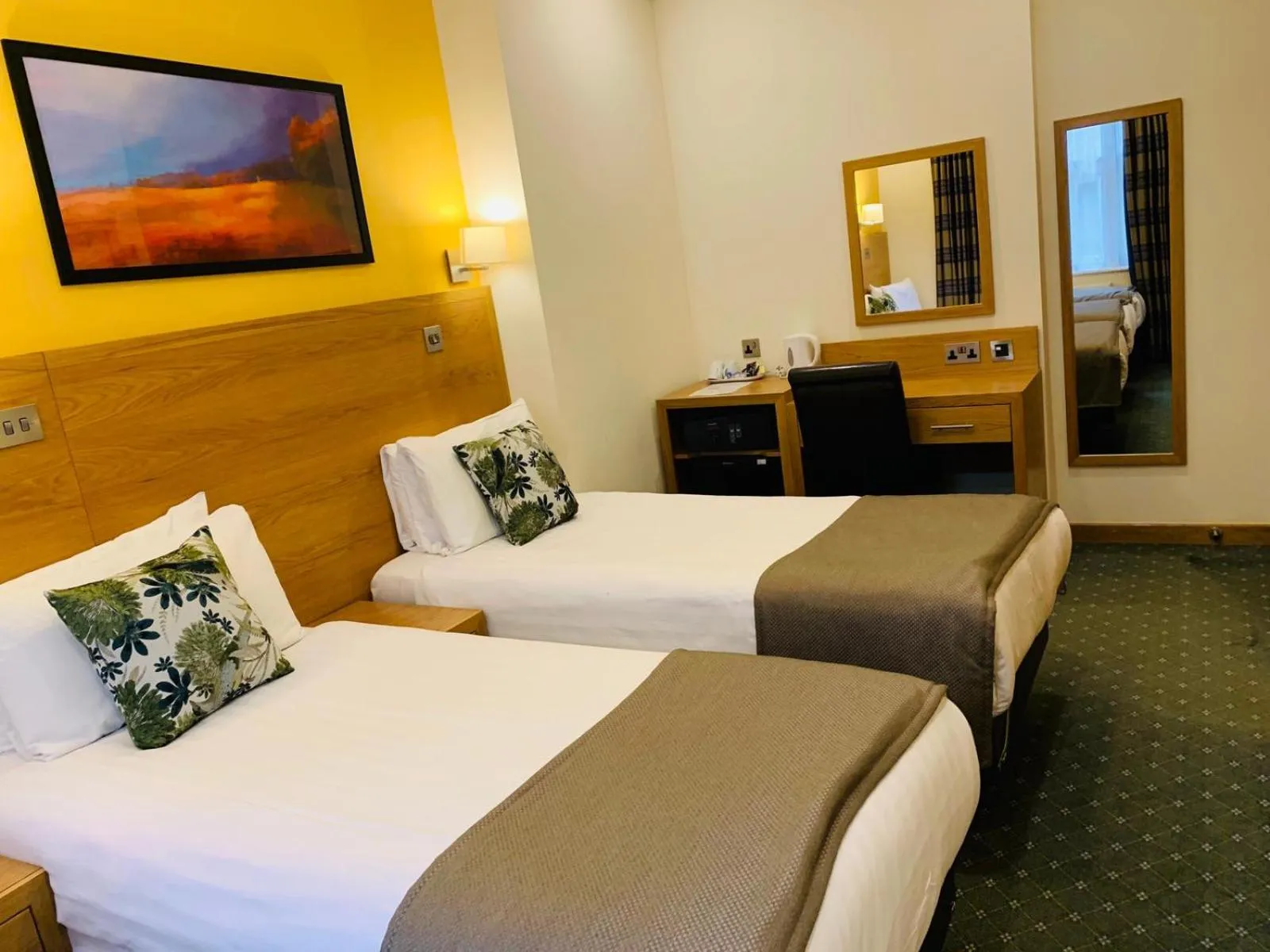 Bedroom, Bed in Regency Hotel Parkside