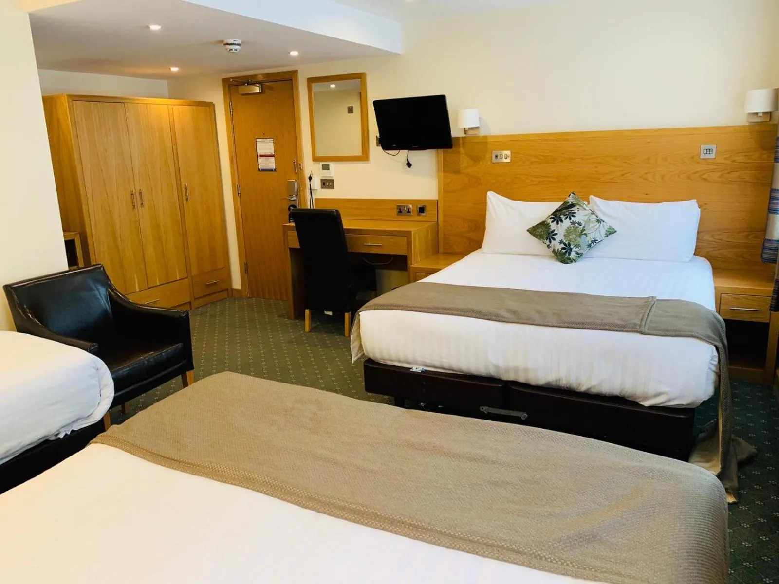 Bedroom, Bed in Regency Hotel Parkside