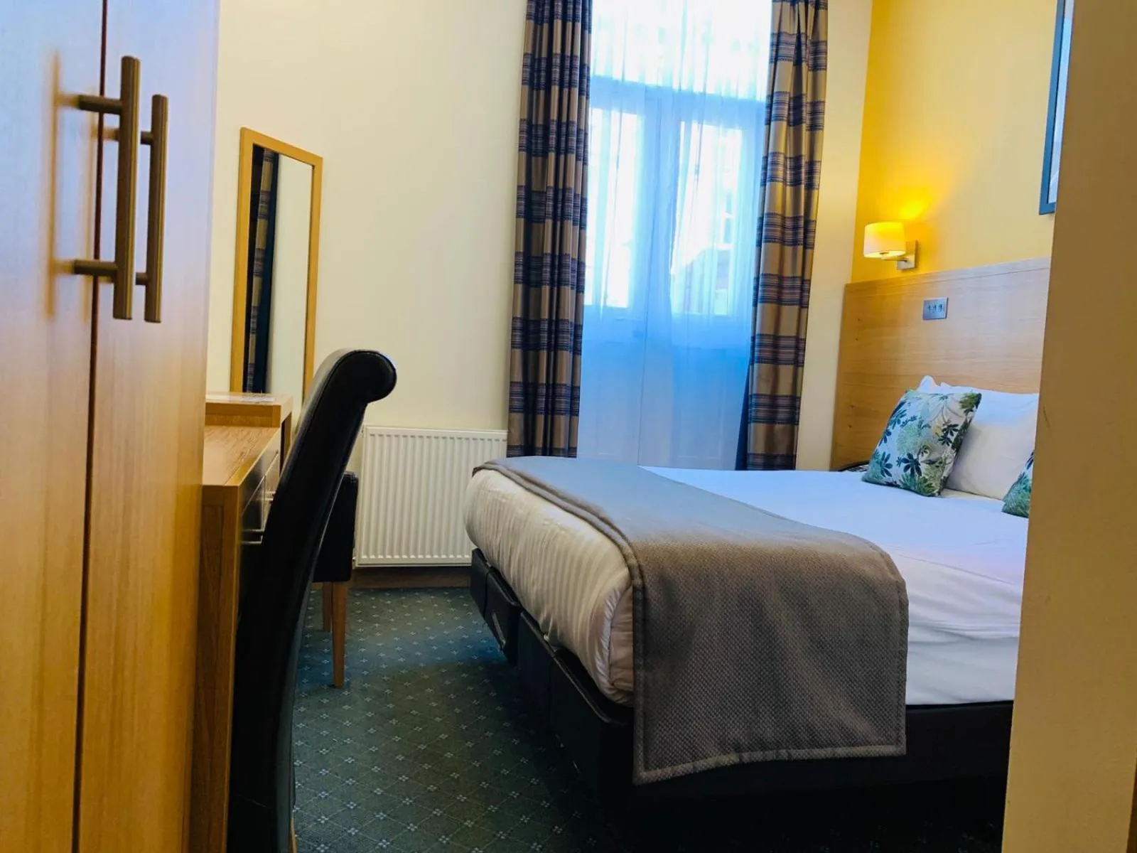 Bedroom, Bed in Regency Hotel Parkside