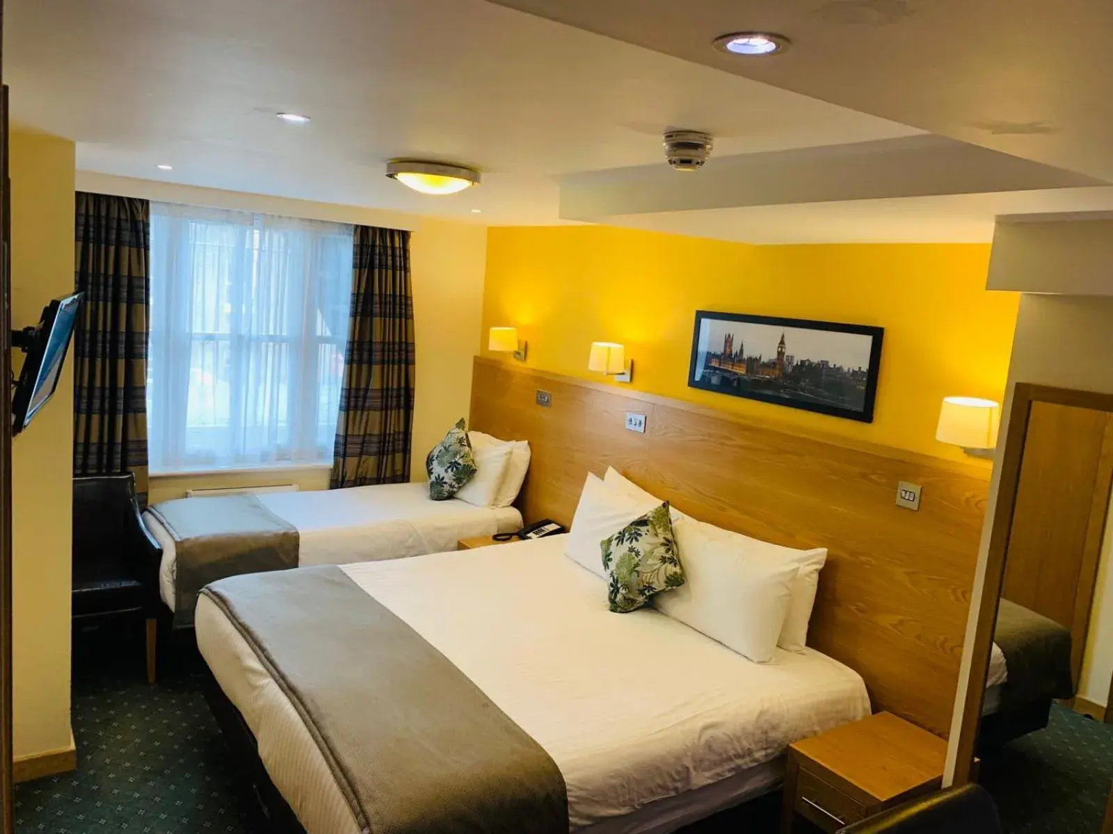 Triple Room in Regency Hotel Parkside Triple Room in Regency Hotel Parkside