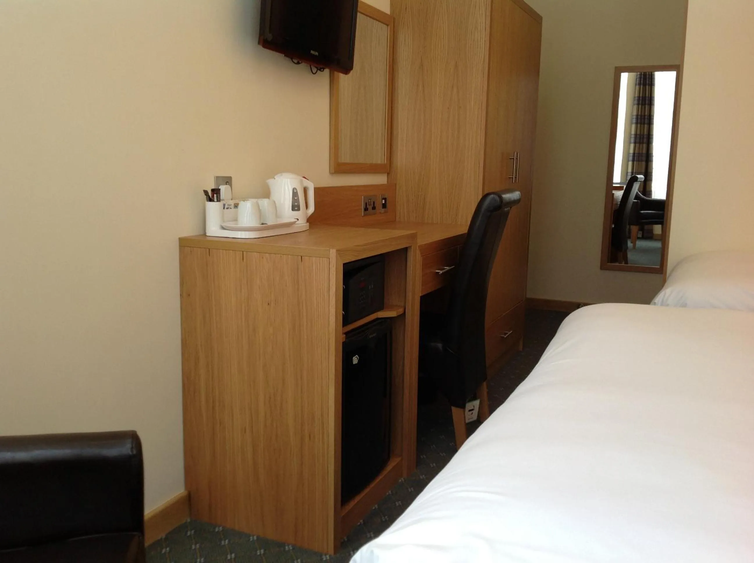 Coffee/tea facilities, Bed in Regency Hotel Parkside