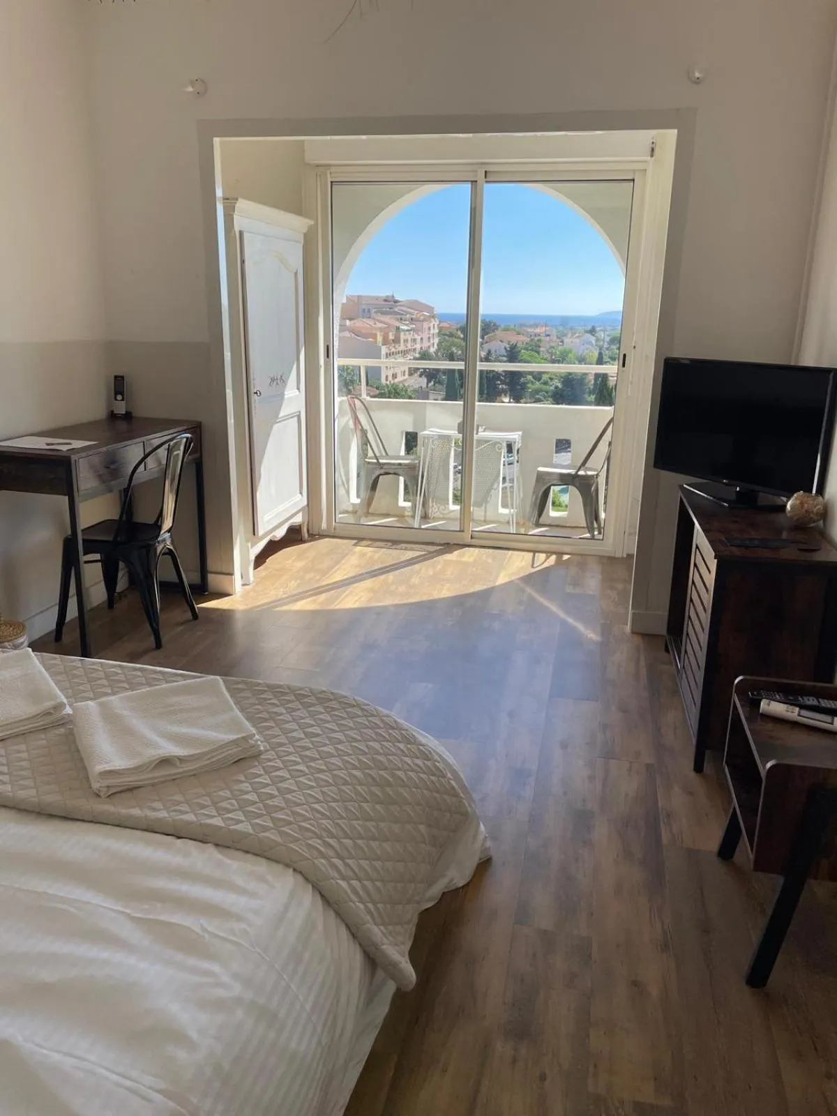 View (from property/room), Bed in Hôtel Paradis