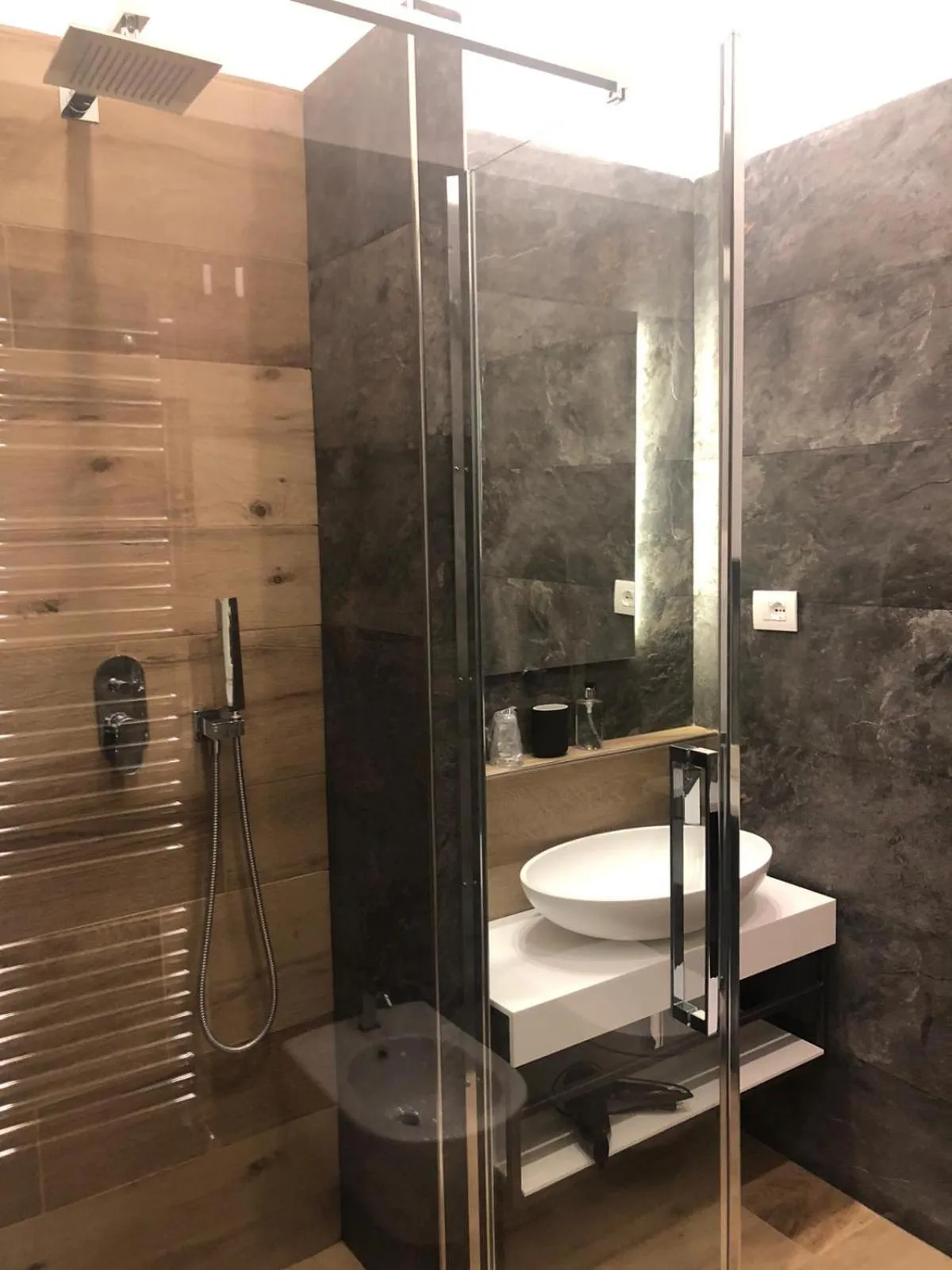 Bathroom in B-STAY Via Milano 52