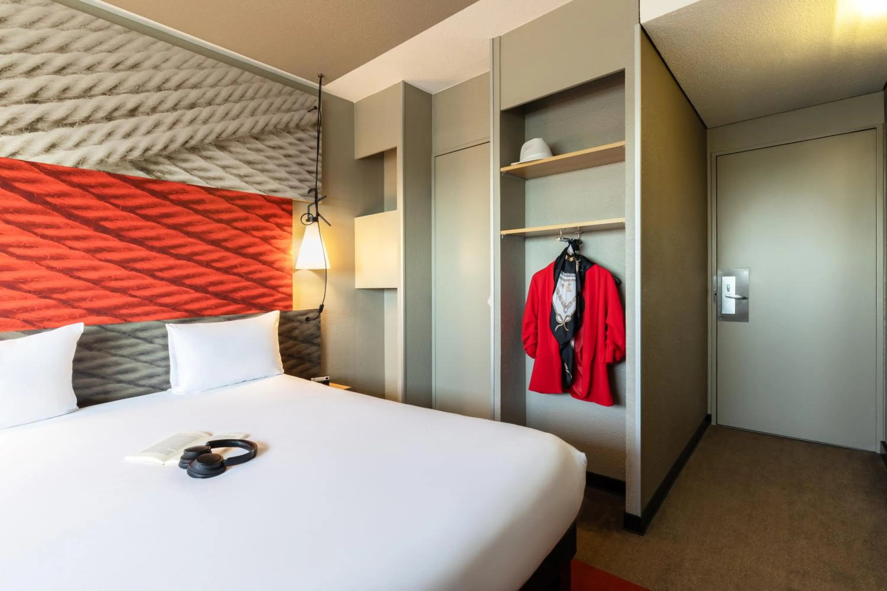 Bed in ibis Paris Porte de Montreuil