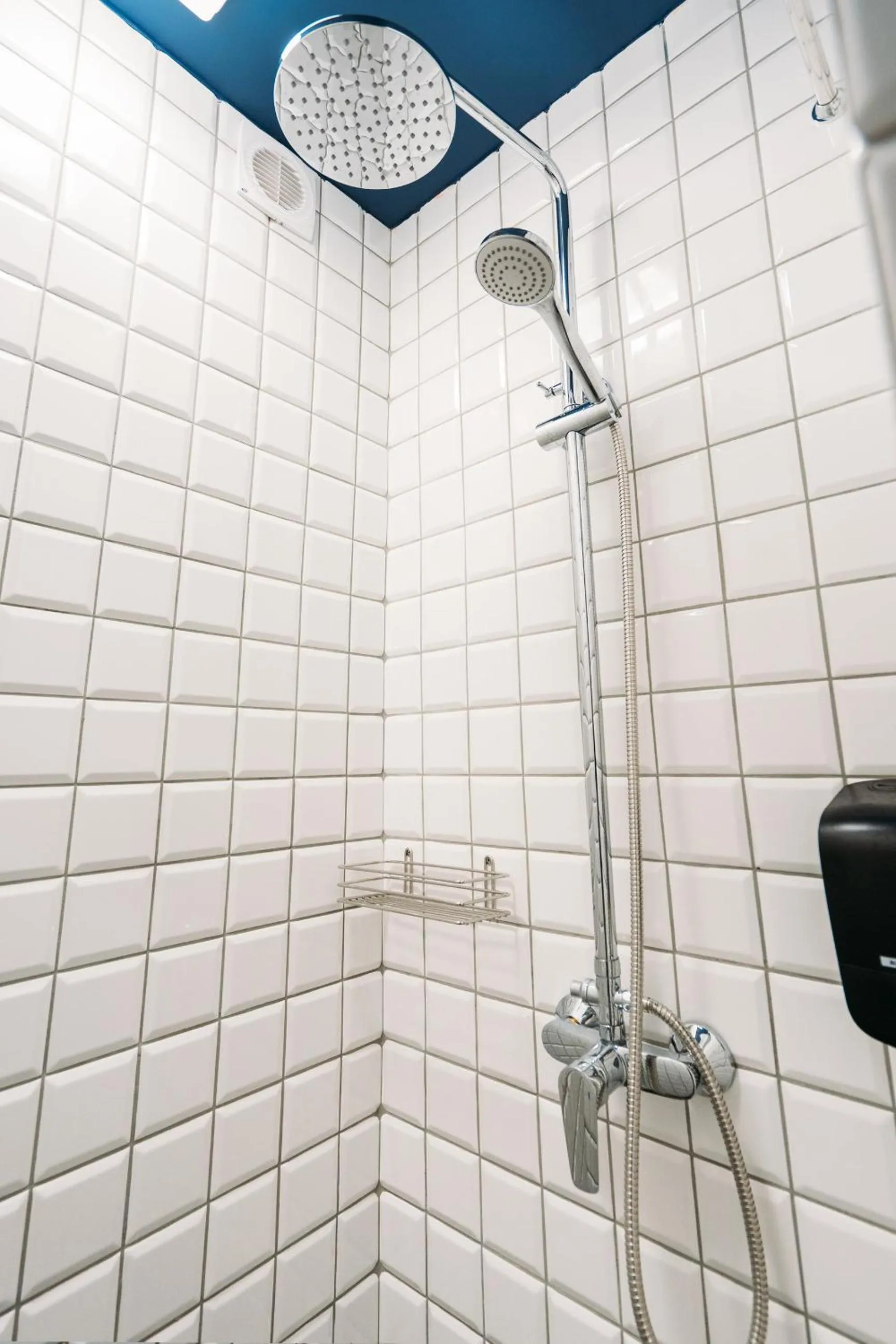 Shower in Yard Hostel & Coffee