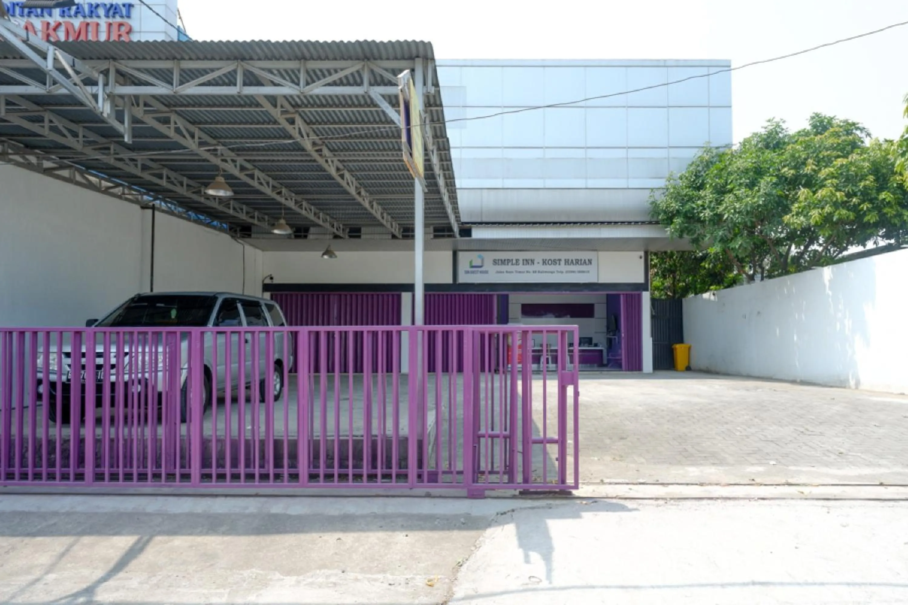Facade/entrance in RedDoorz near Alun Alun Kaliwungu Kendal