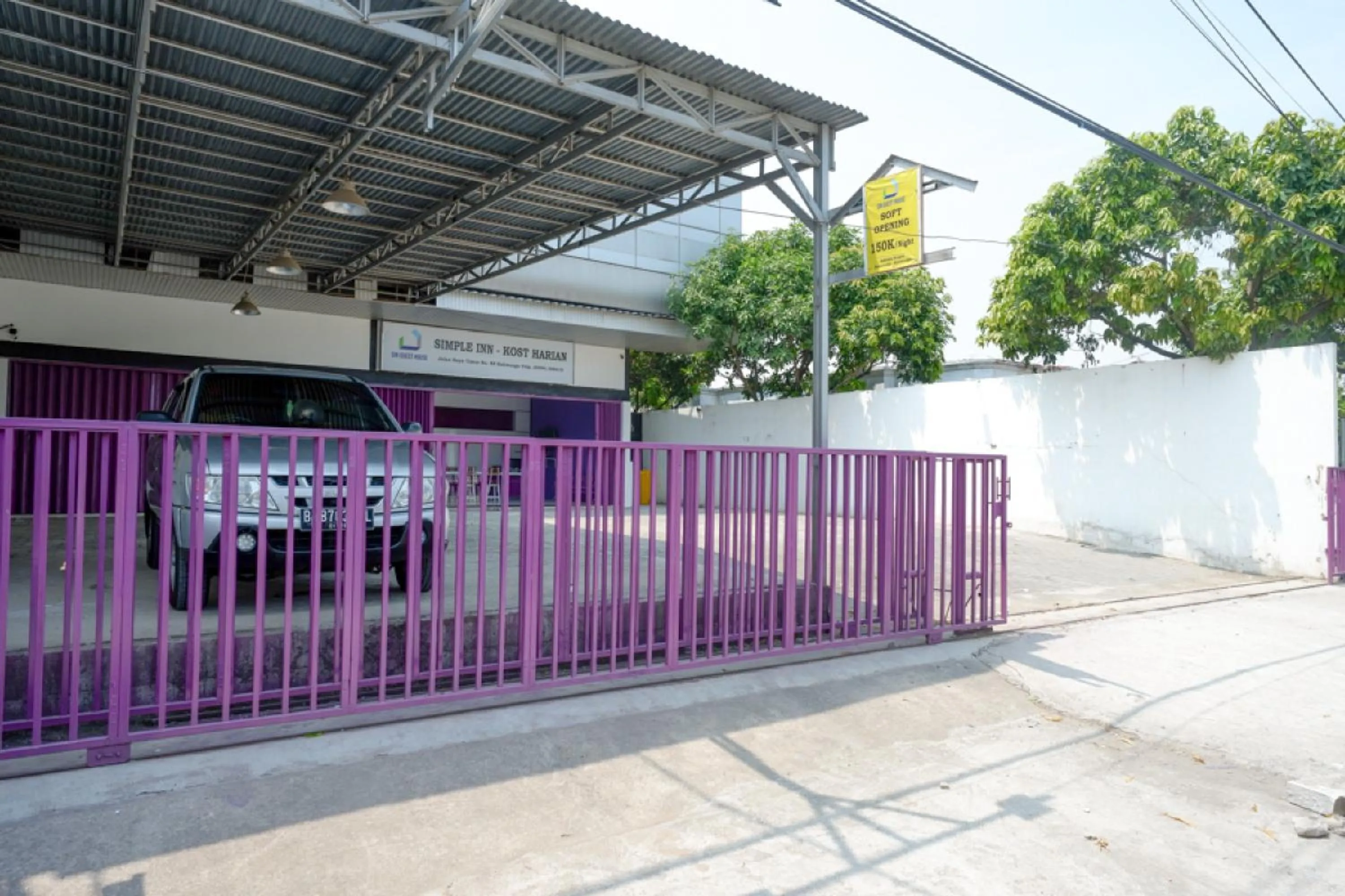 Facade/entrance in RedDoorz near Alun Alun Kaliwungu Kendal