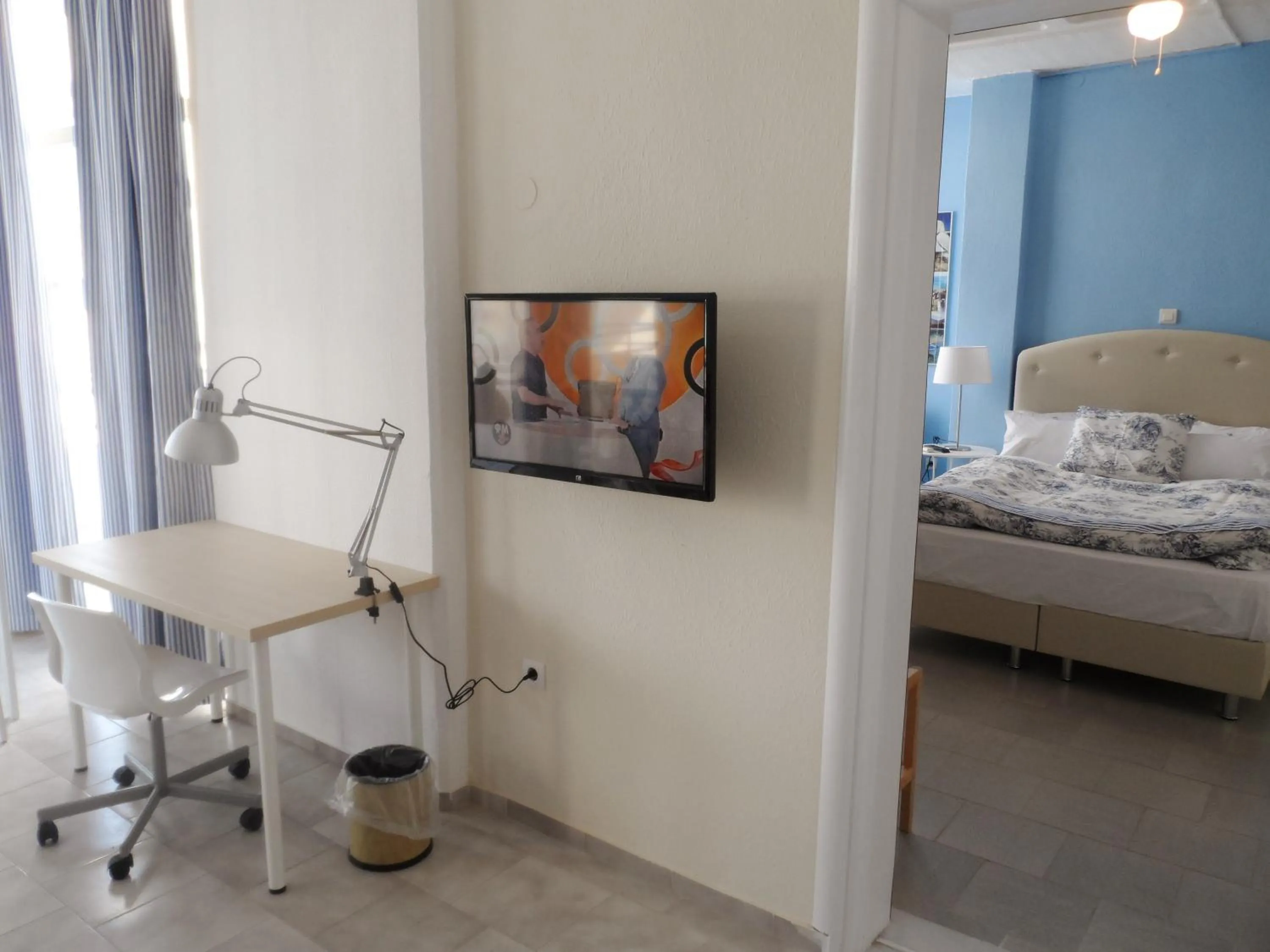 TV and multimedia, Bed in Seafront Studios and Apartments