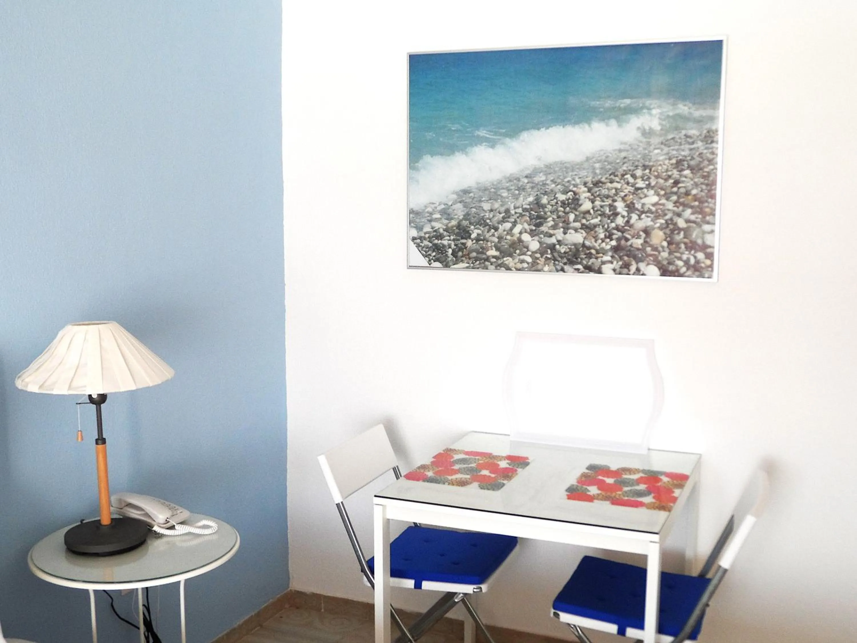 Dining area in Seafront Studios and Apartments