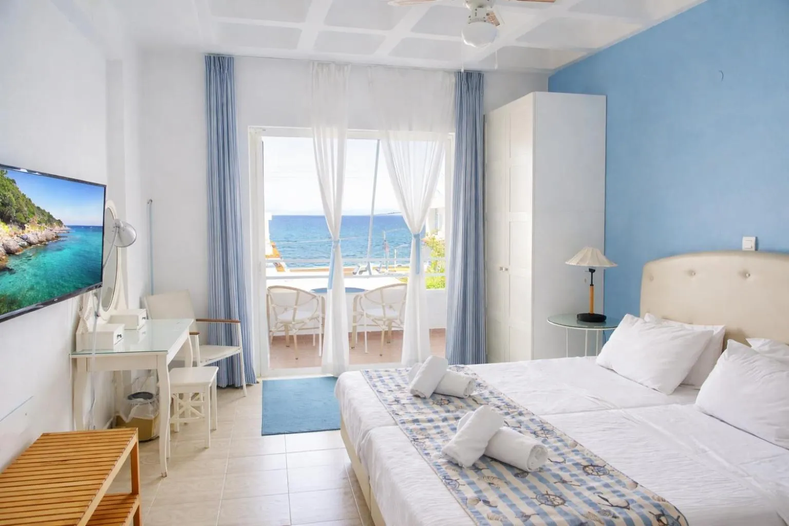 Bed in Seafront Studios and Apartments