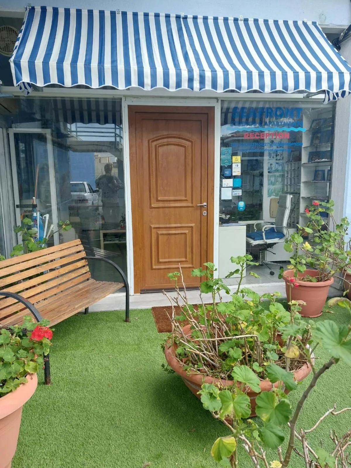 Seafront Studios and Apartments