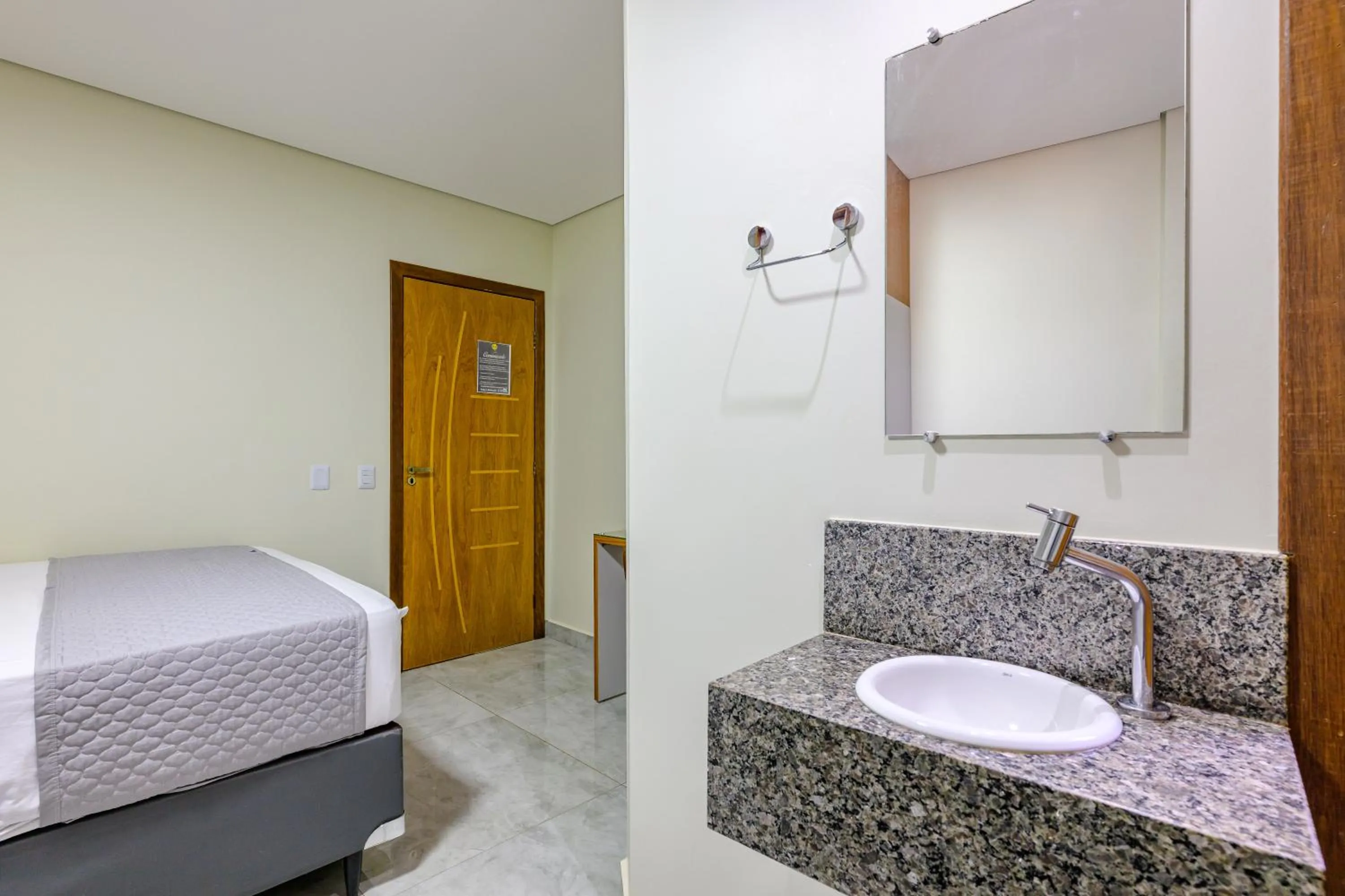 Bathroom, Bed in OYO Hotel Brisa Tropical, Brasília