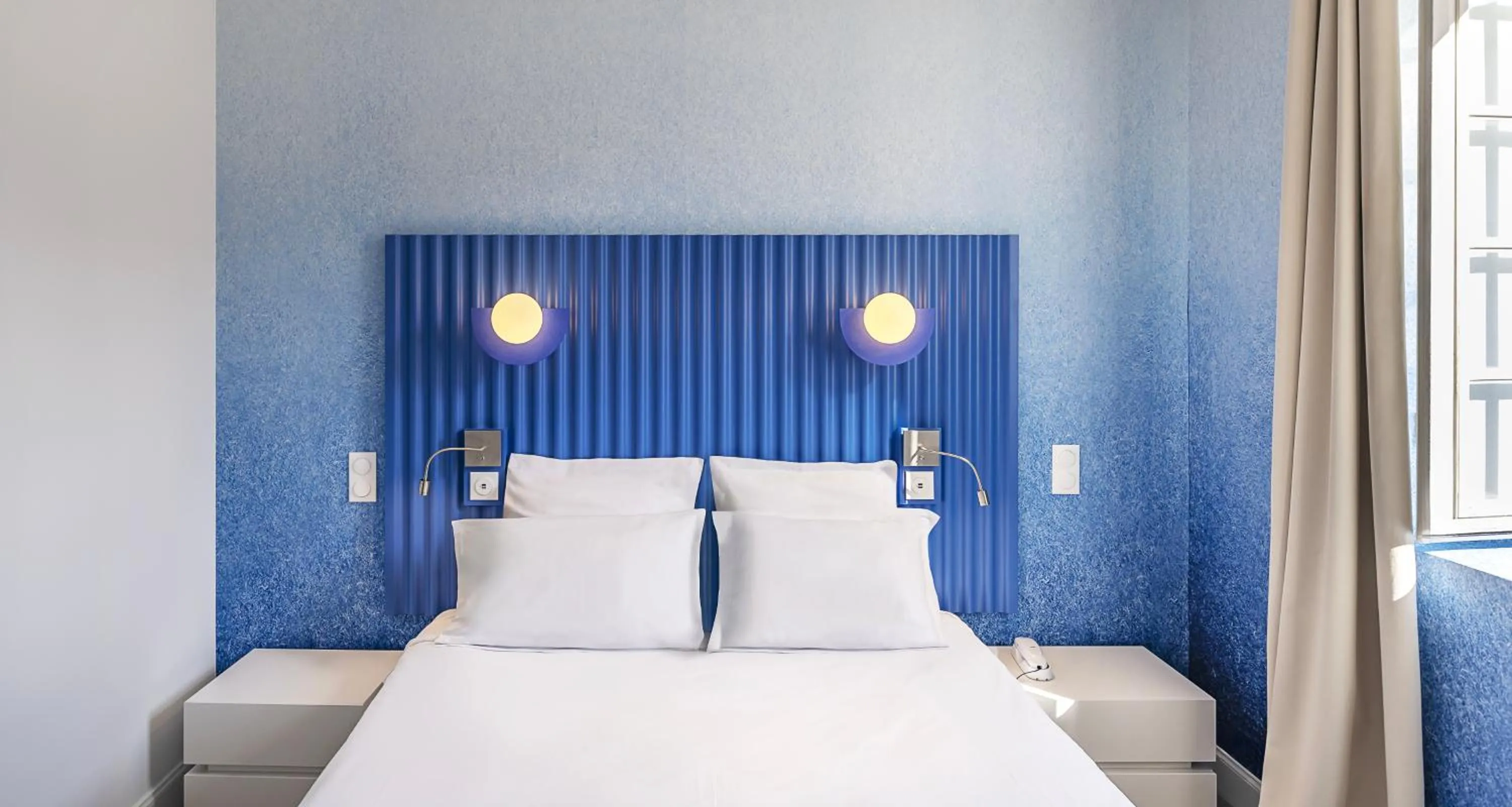 Bed in Best Western Poitiers Centre Le Grand Hôtel