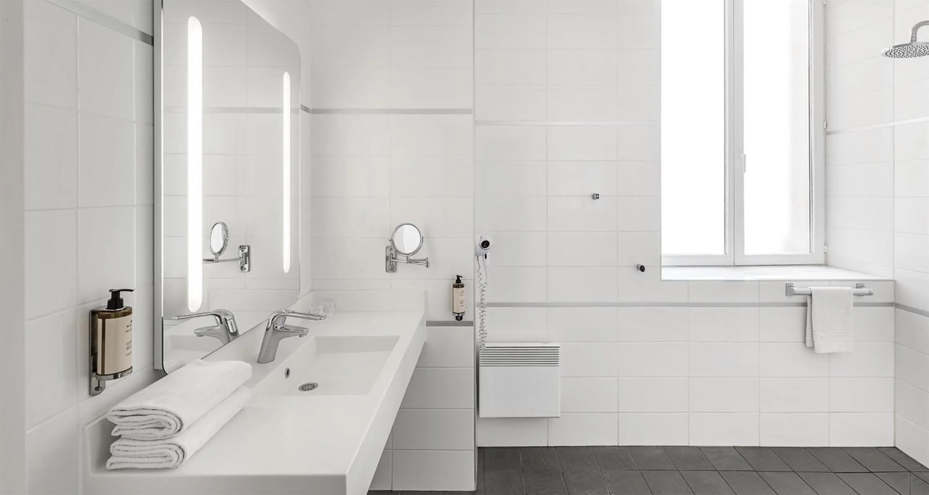 Bathroom in Best Western Poitiers Centre Le Grand Hôtel