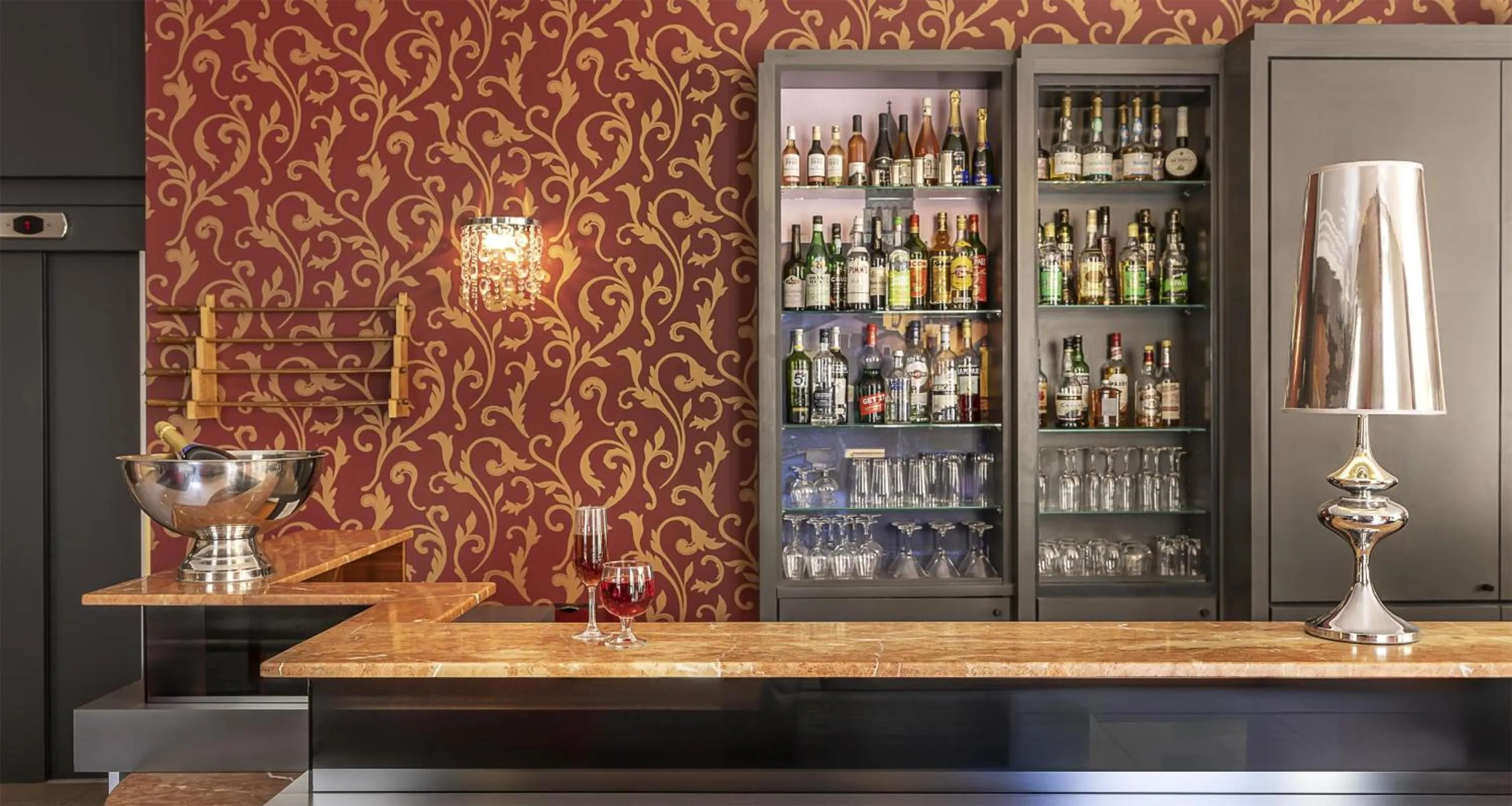 Lobby or reception in Best Western Poitiers Centre Le Grand Hôtel