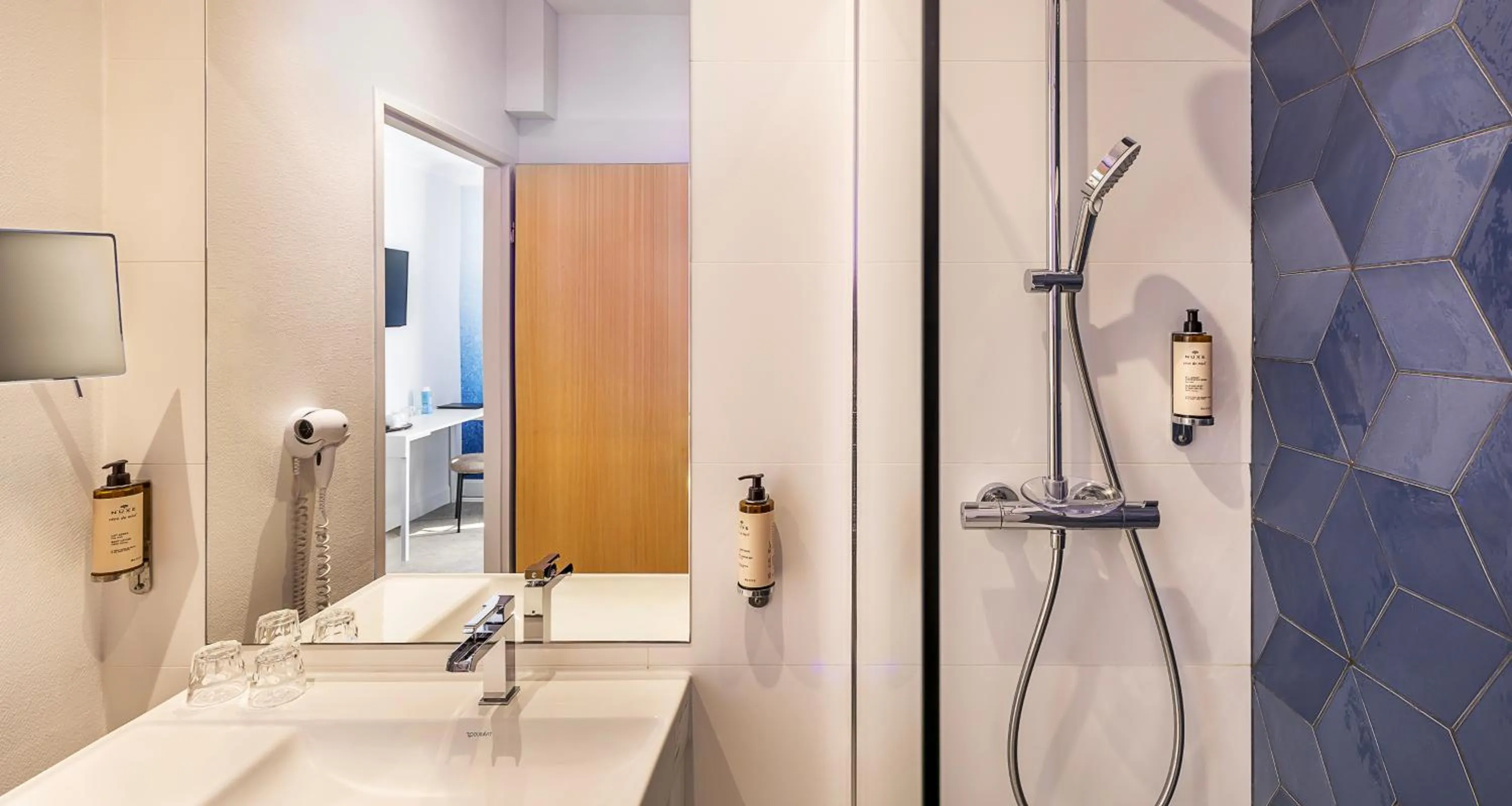 Shower in Best Western Poitiers Centre Le Grand Hôtel