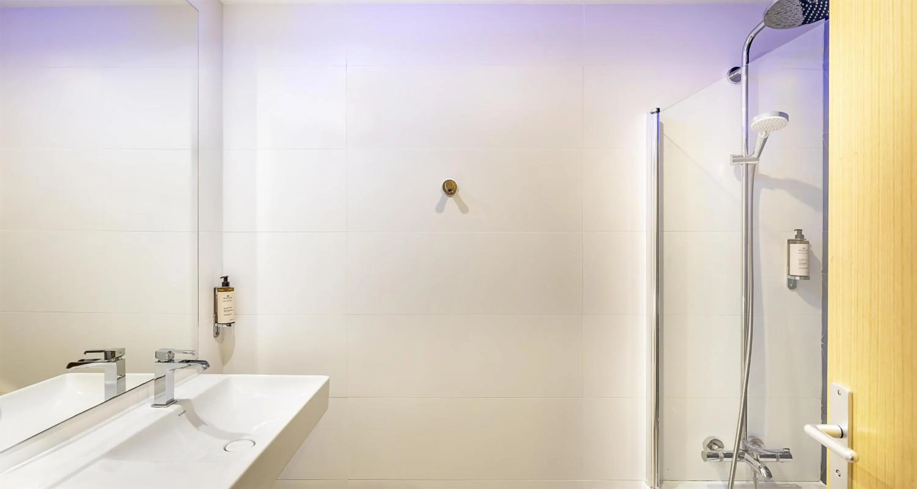 Bathroom in Best Western Poitiers Centre Le Grand Hôtel