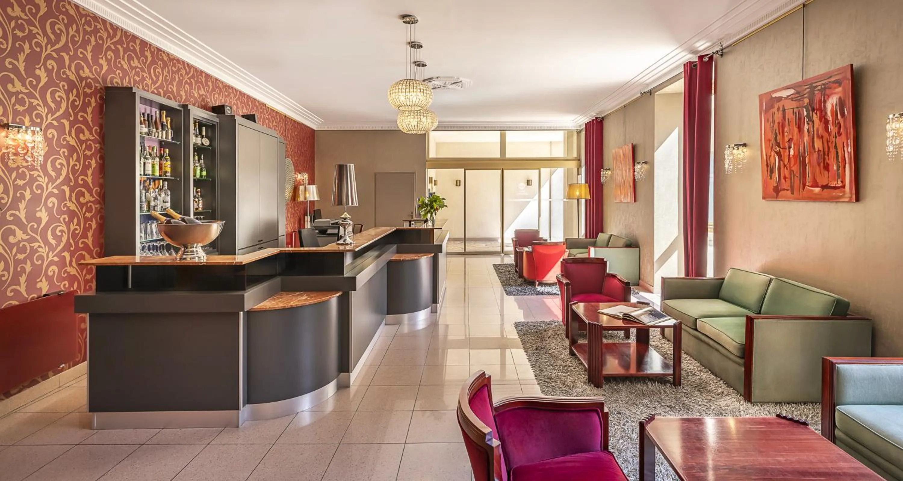 Lobby or reception in Best Western Poitiers Centre Le Grand Hôtel
