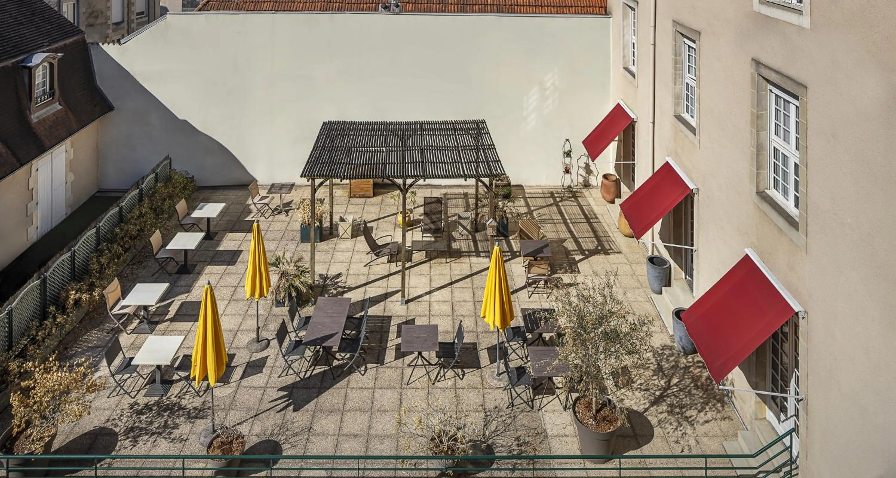 Patio in Best Western Poitiers Centre Le Grand Hôtel