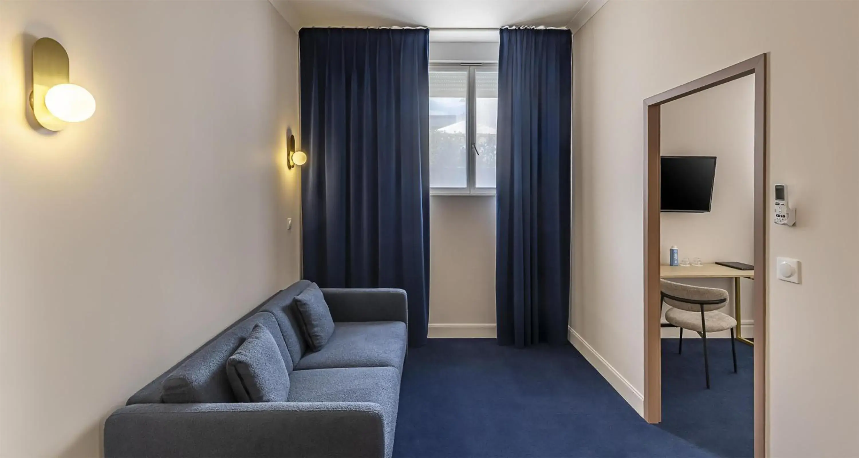 Queen Suite - Non-Smoking in Best Western Poitiers Centre Le Grand Hôtel Queen Suite - Non-Smoking in Best Western Poitiers Centre Le Grand Hôtel