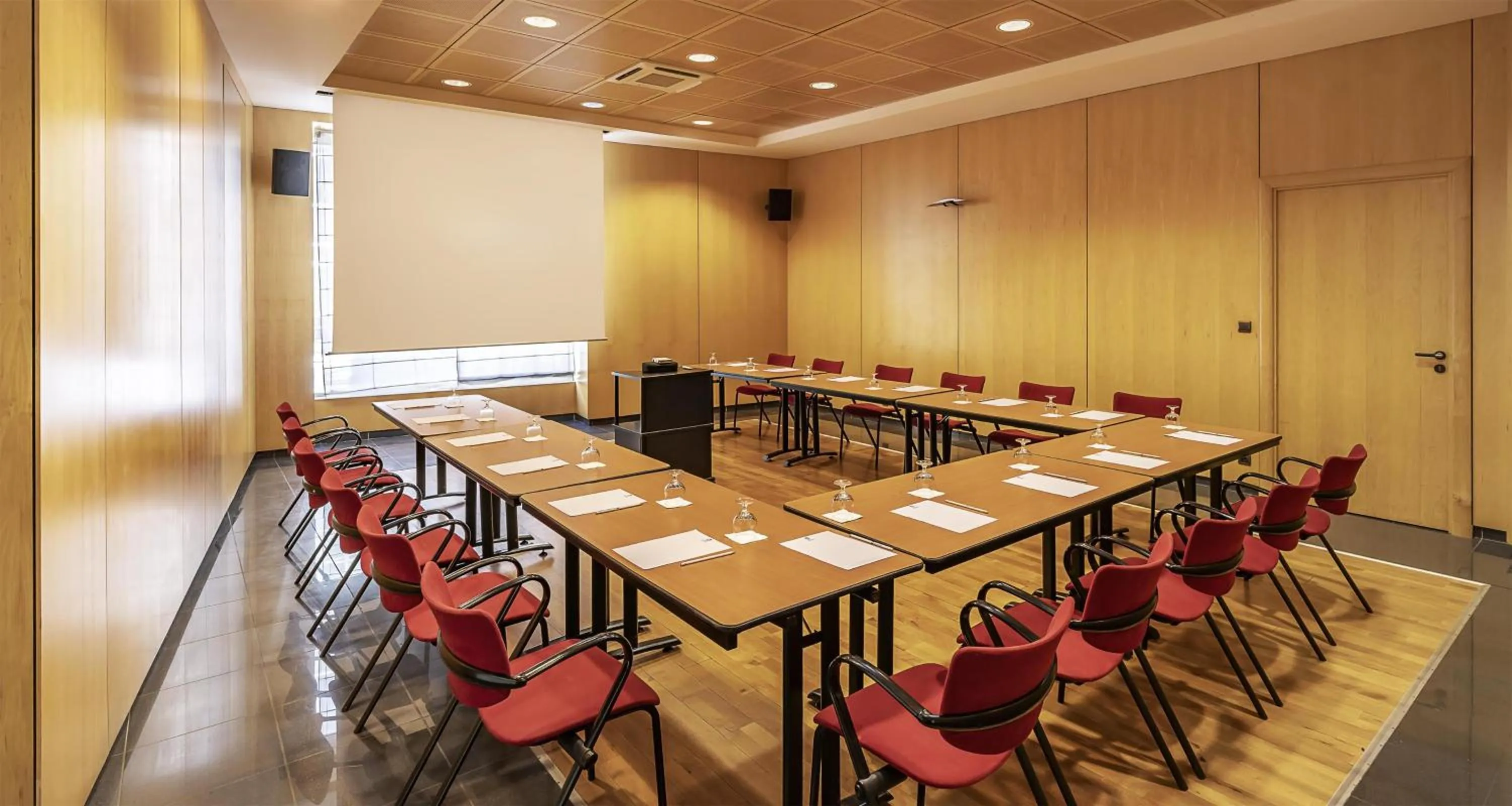 Meeting/conference room in Best Western Poitiers Centre Le Grand Hôtel