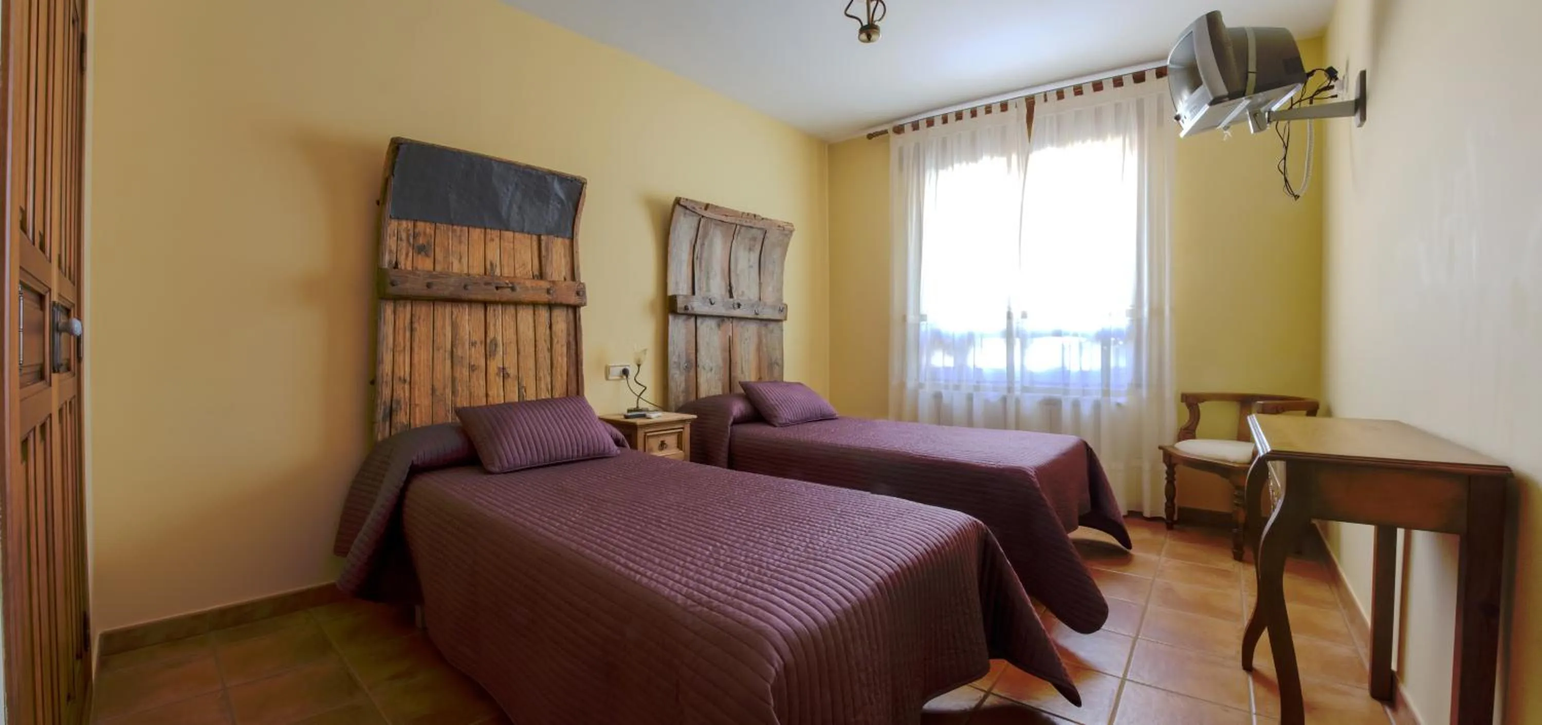 Photo of the whole room, Bed in Tirontillana