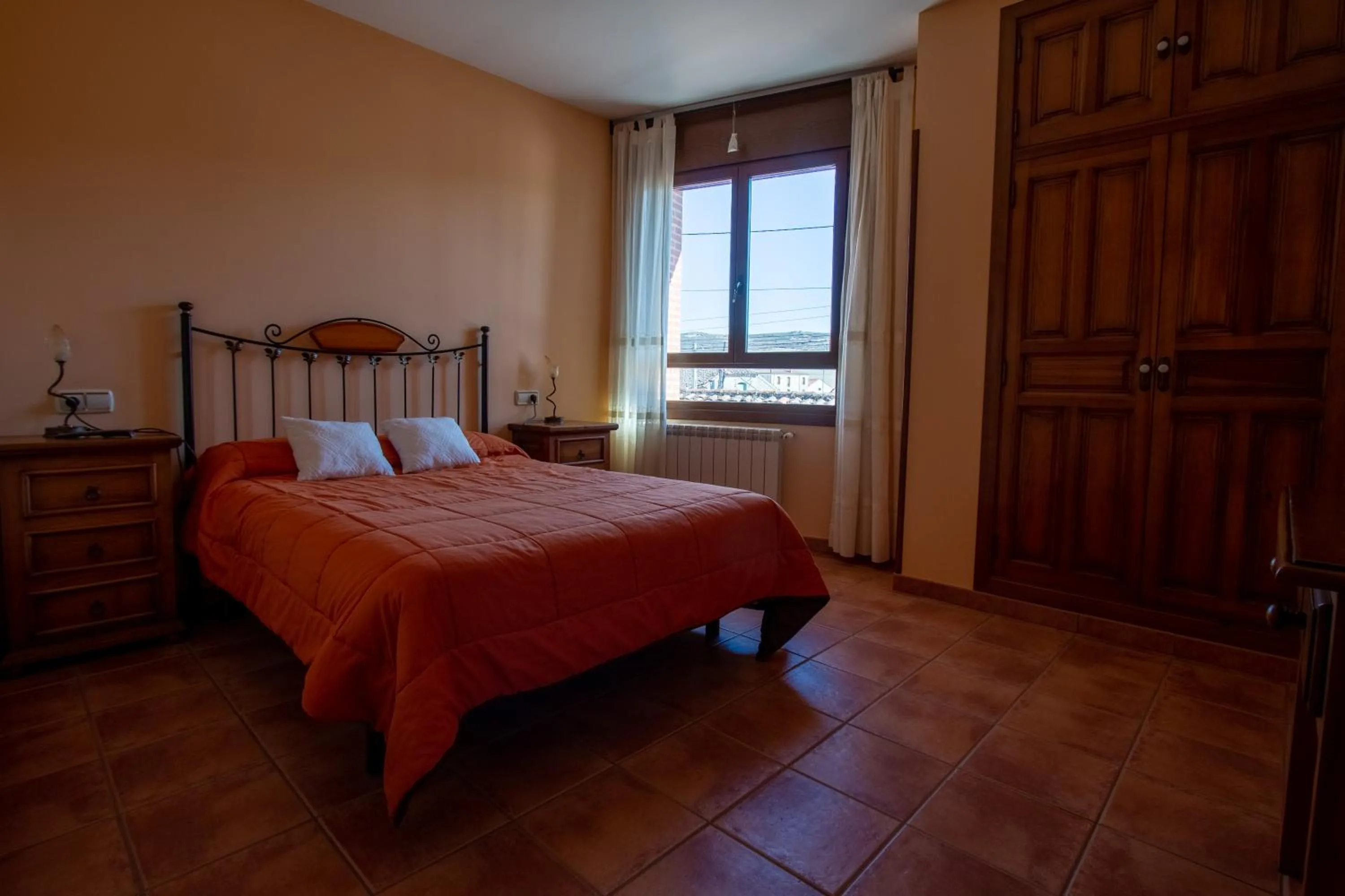 Photo of the whole room, Bed in Tirontillana