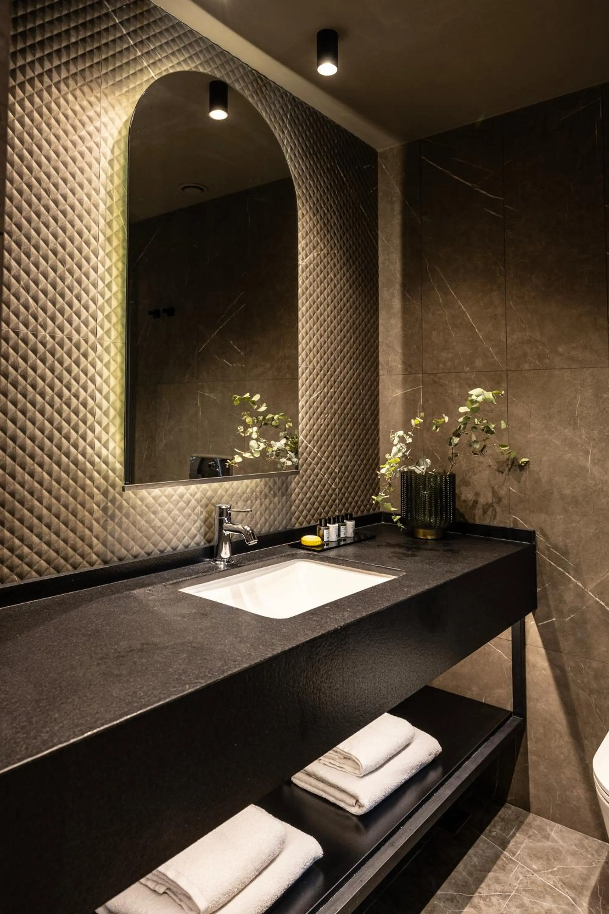 Bathroom in Heritage Hill Hotel