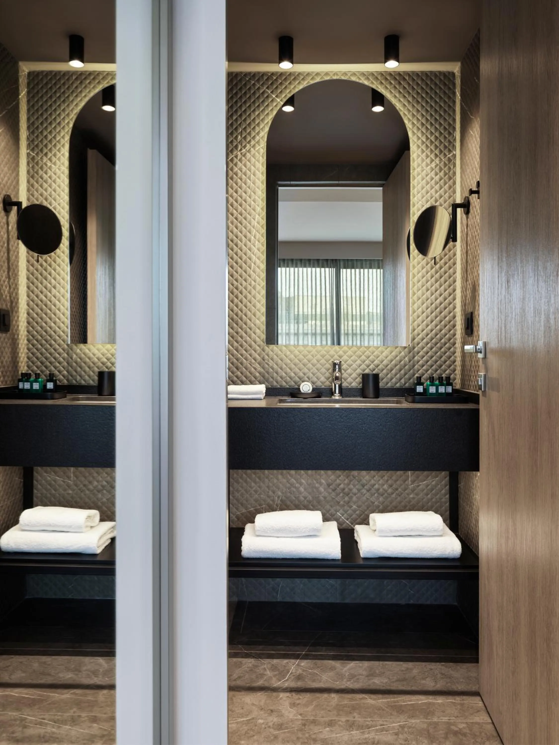 Bathroom, Bed in Heritage Hill Hotel