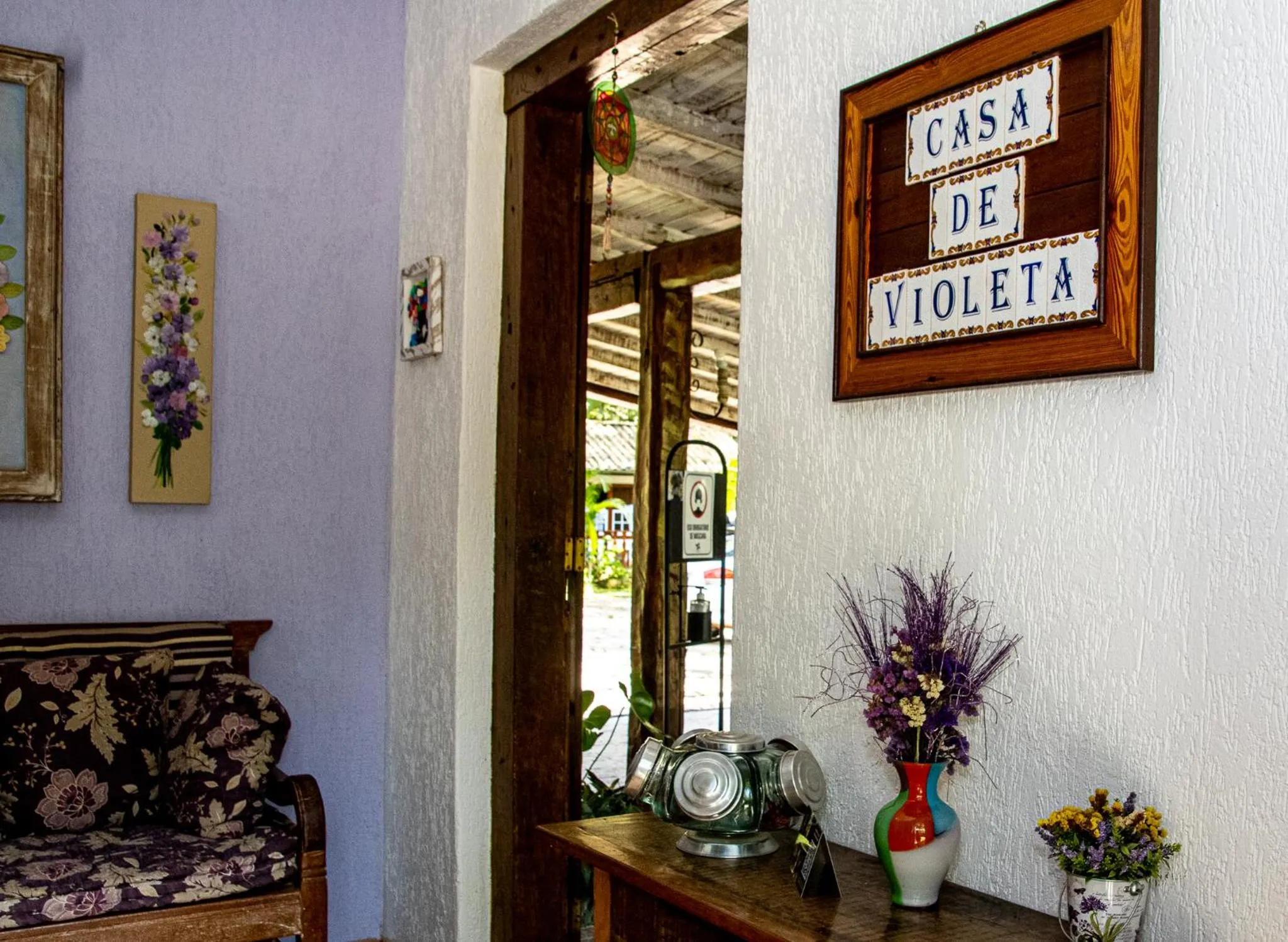 Text overlay in Casa de Violeta Pousada
