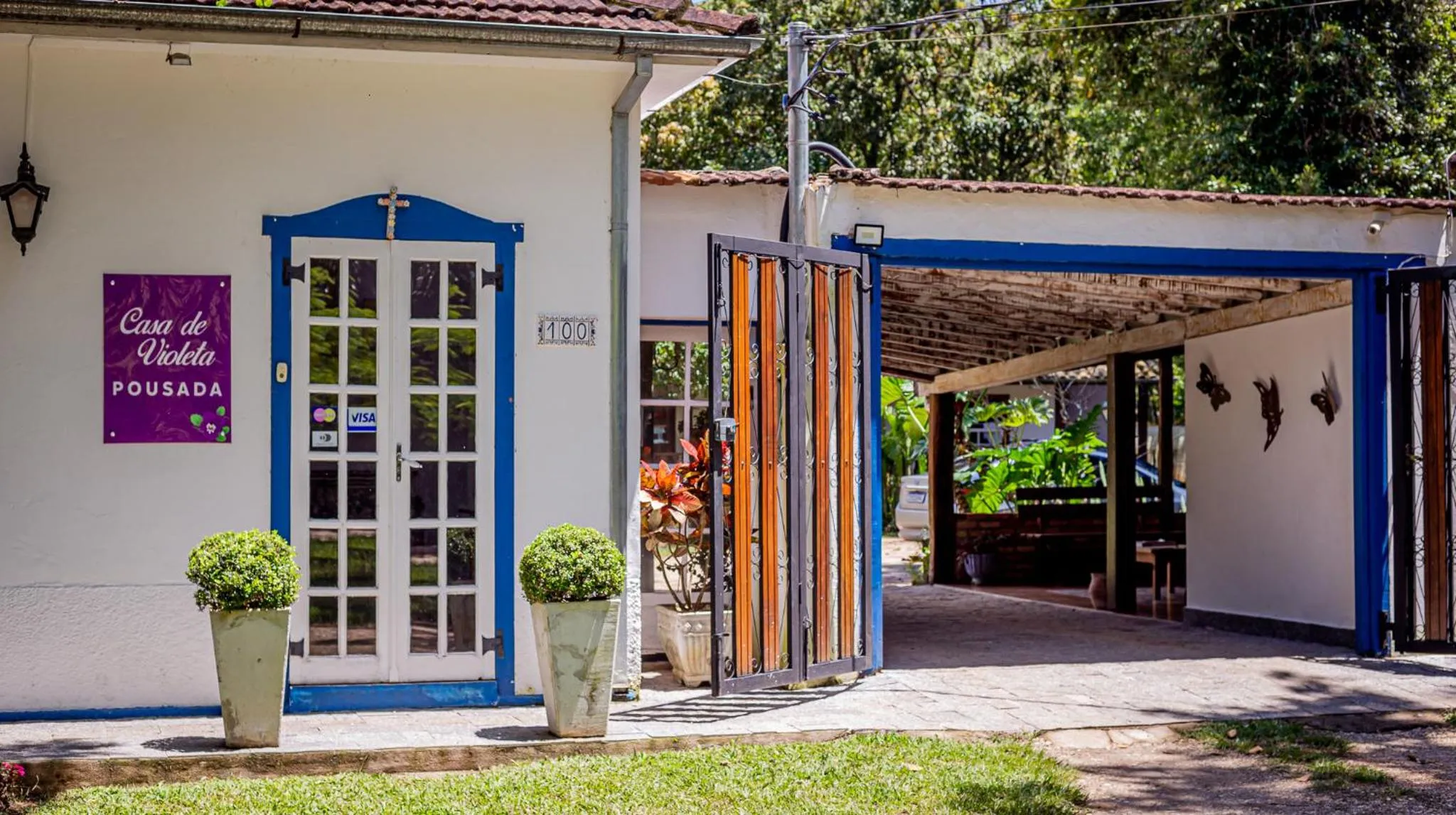 Property building in Casa de Violeta Pousada