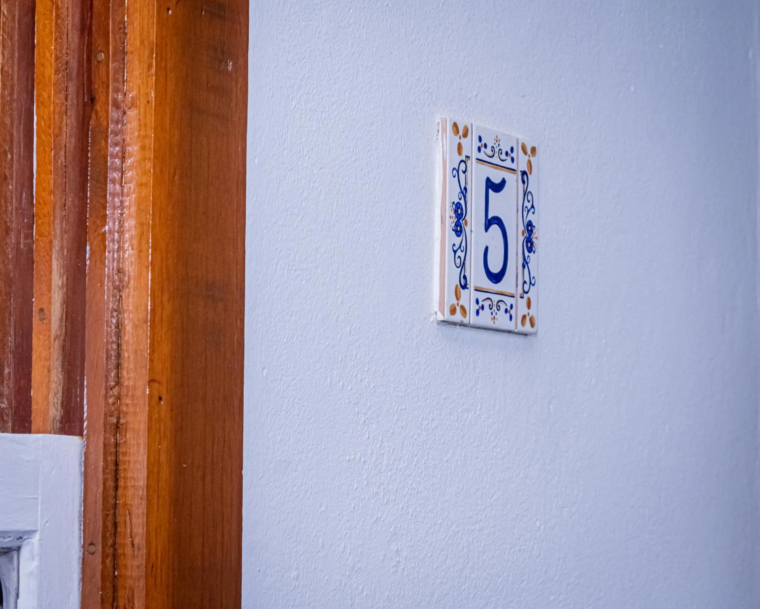 Text overlay in Casa de Violeta Pousada