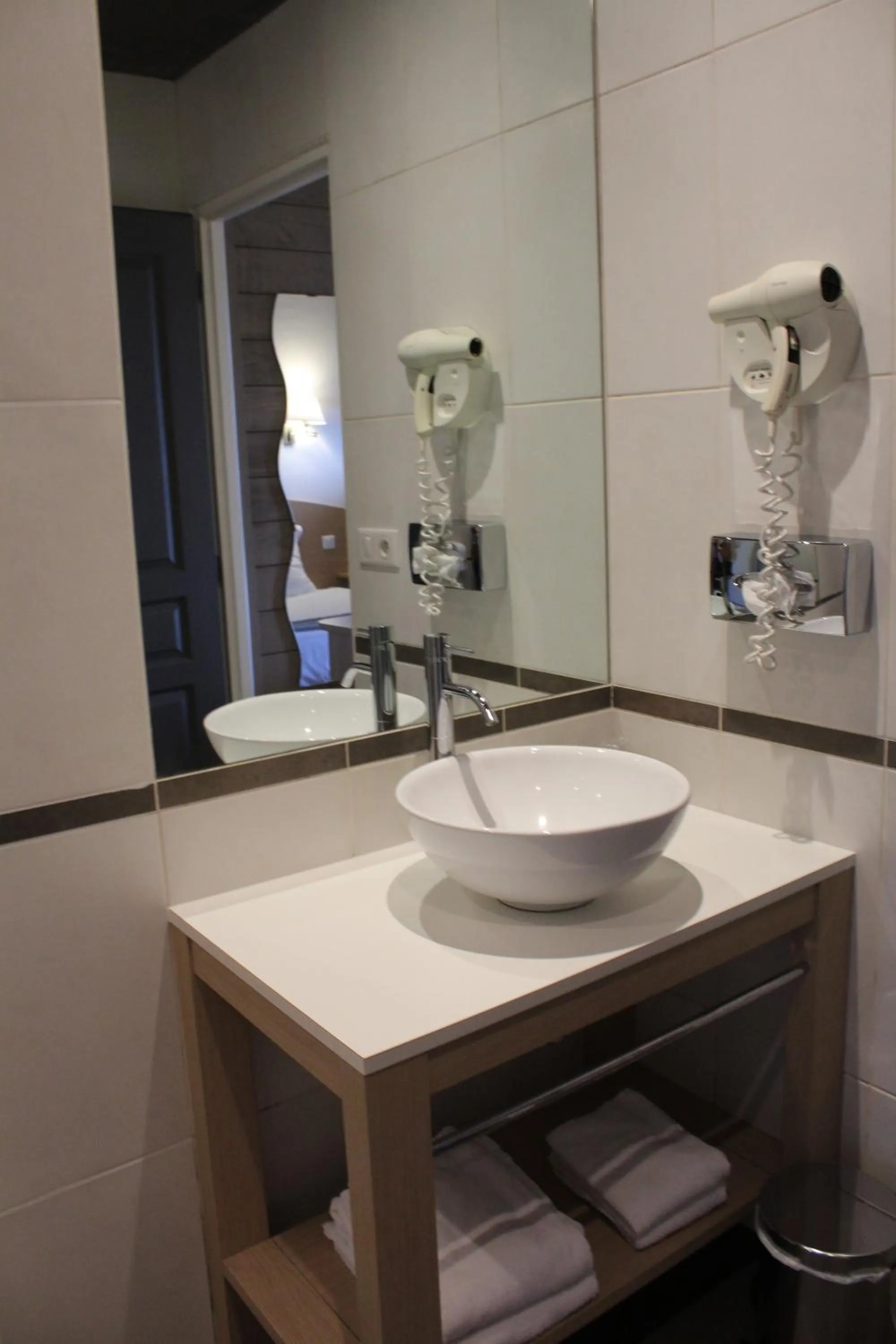 Shower in Logis Hôtel Restaurant Le Quai Fleuri