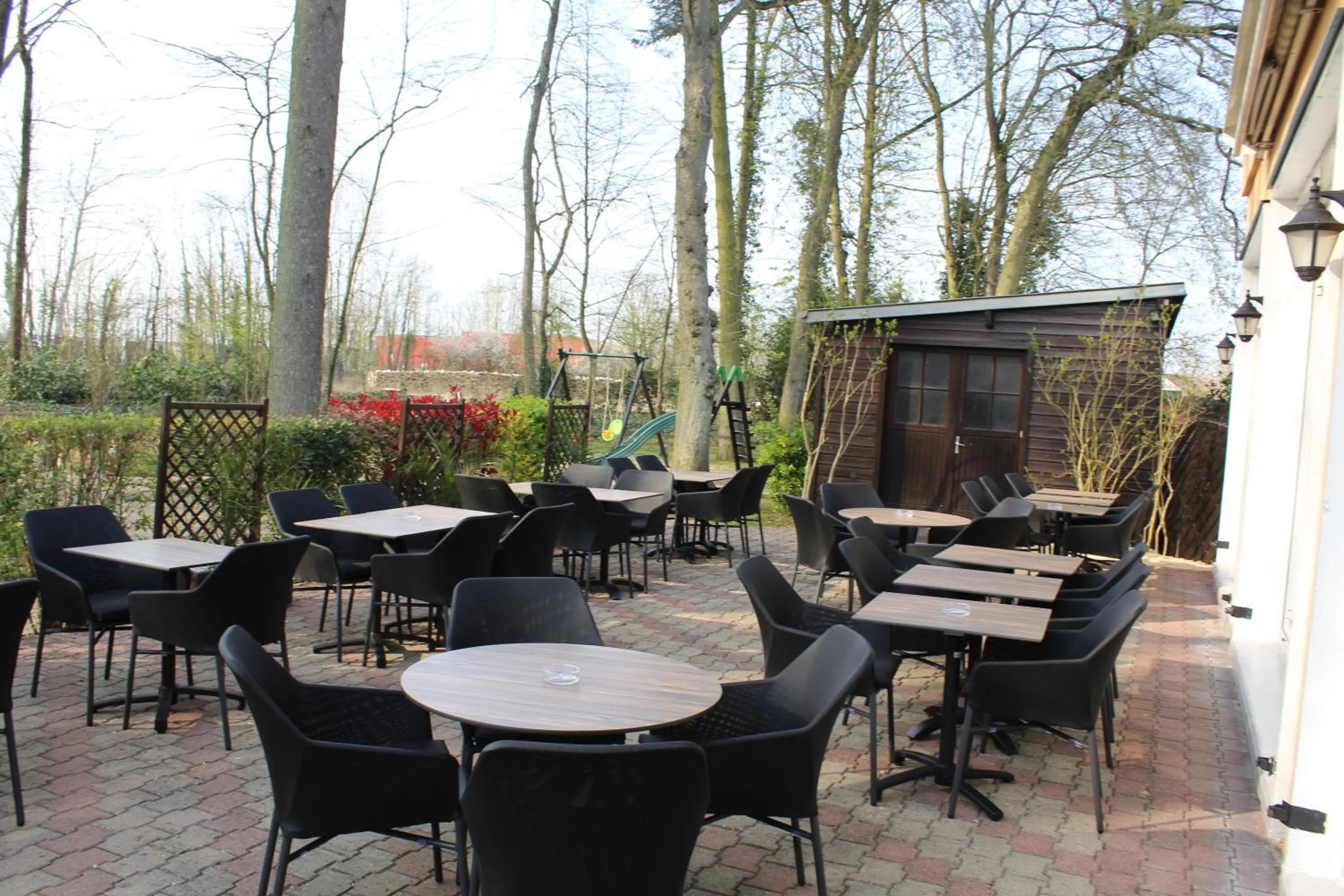 Garden in Logis Hôtel Restaurant Le Quai Fleuri