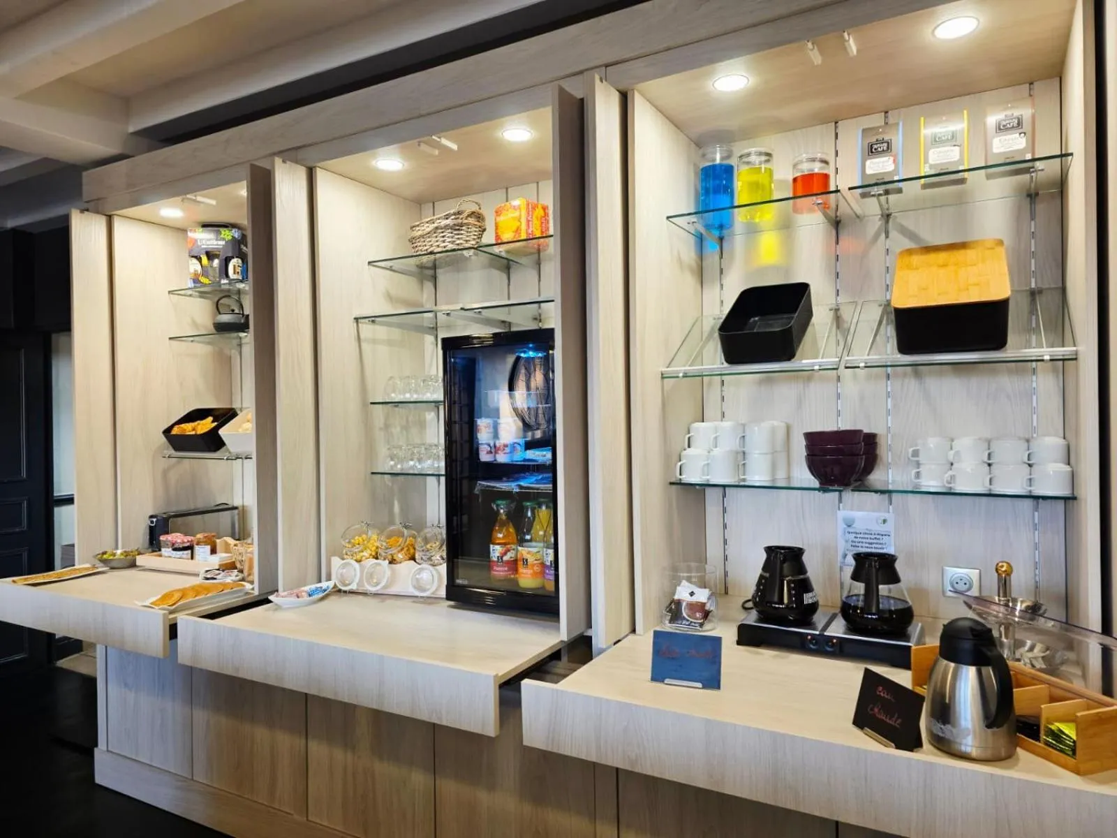 Breakfast in Logis Hôtel Restaurant Le Quai Fleuri