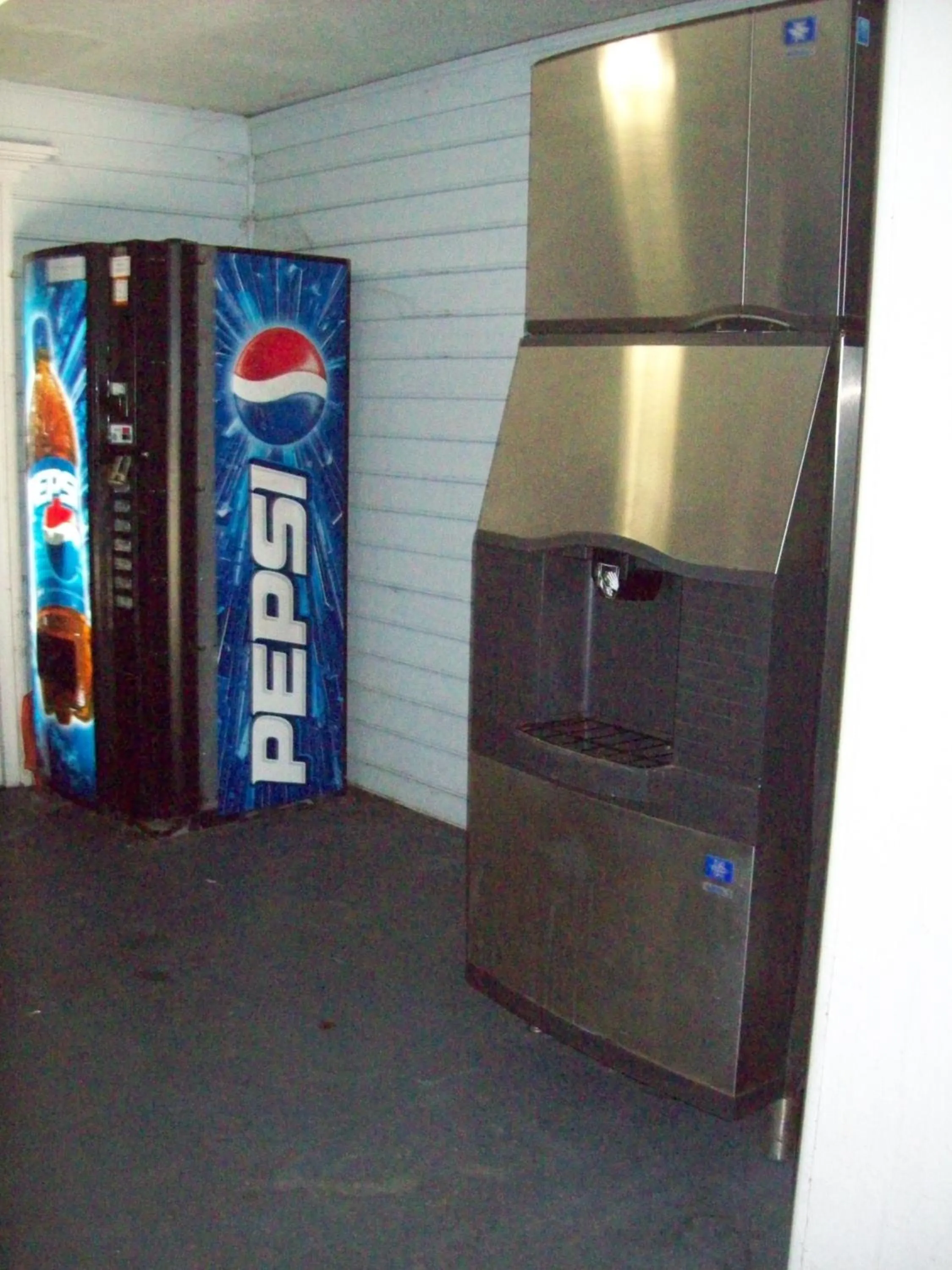 On-site shops in Days Inn by Wyndham Savannah Airport