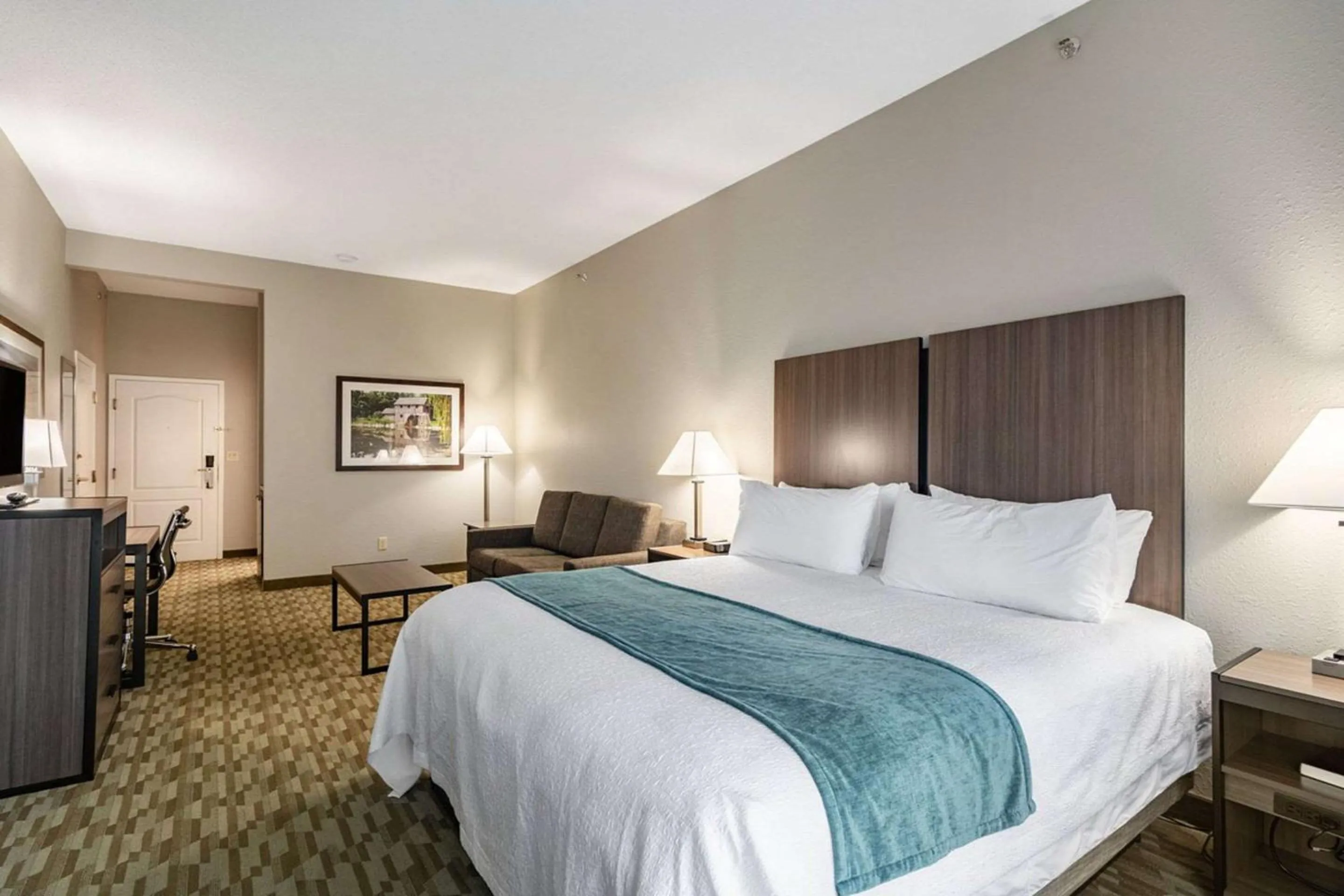 King Room with Sofa Bed and River View in Riverview Inn & Suites, an Ascend Collection Hotel