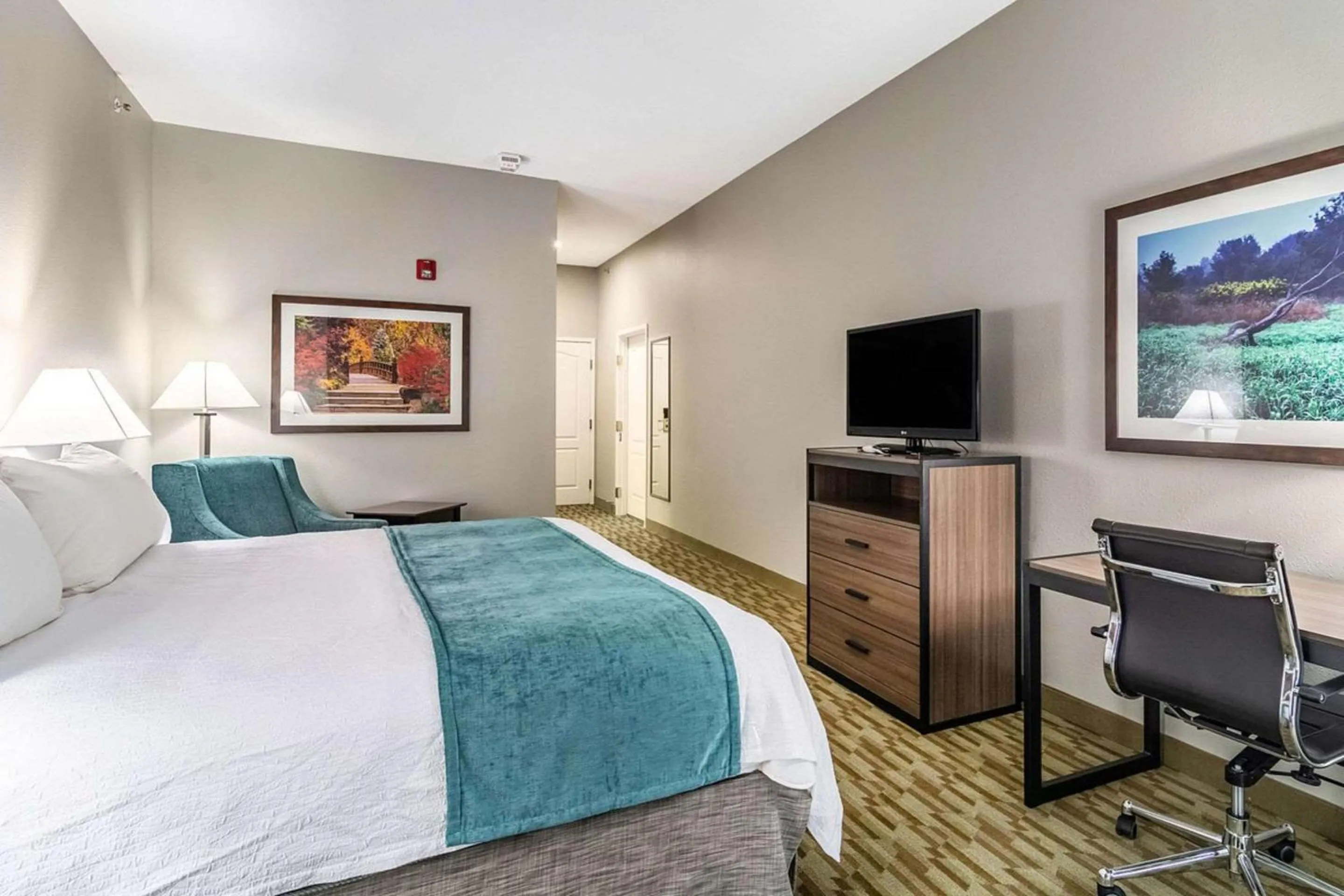 King Room - Non-Smoking in Riverview Inn & Suites, an Ascend Collection Hotel