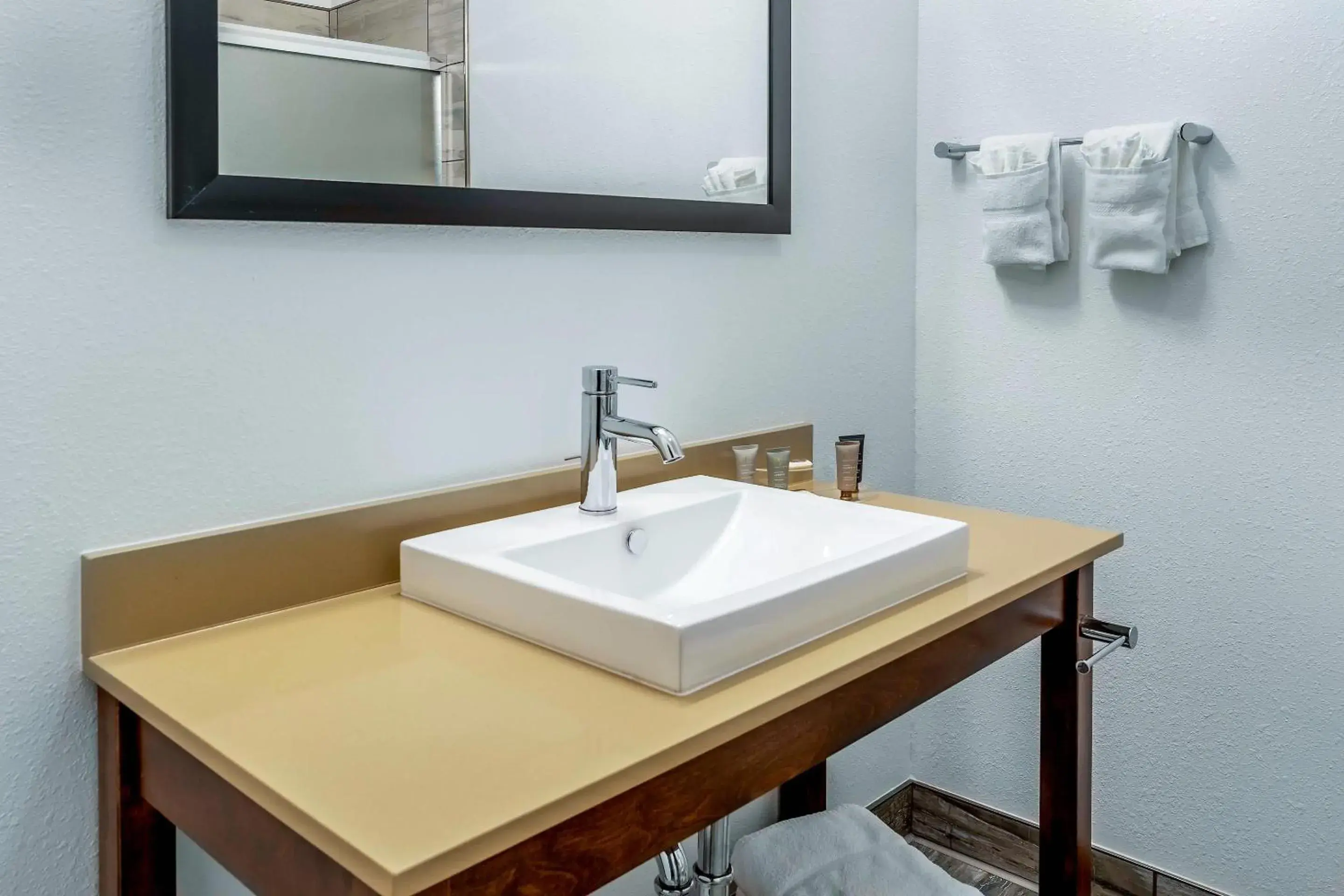 King Room - Accessible/Non-Smoking in Riverview Inn & Suites, an Ascend Collection Hotel King Room - Accessible/Non-Smoking in Riverview Inn & Suites, an Ascend Collection Hotel