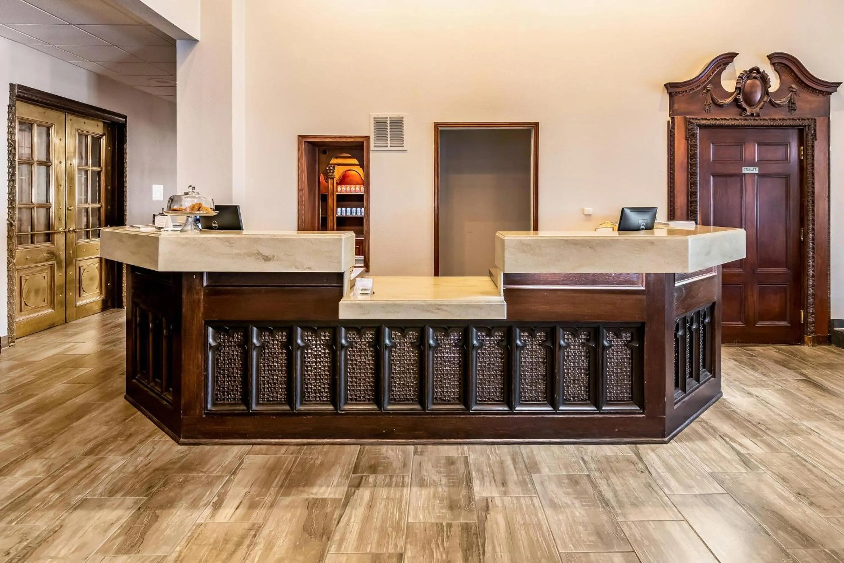 Lobby or reception in Riverview Inn & Suites, an Ascend Collection Hotel